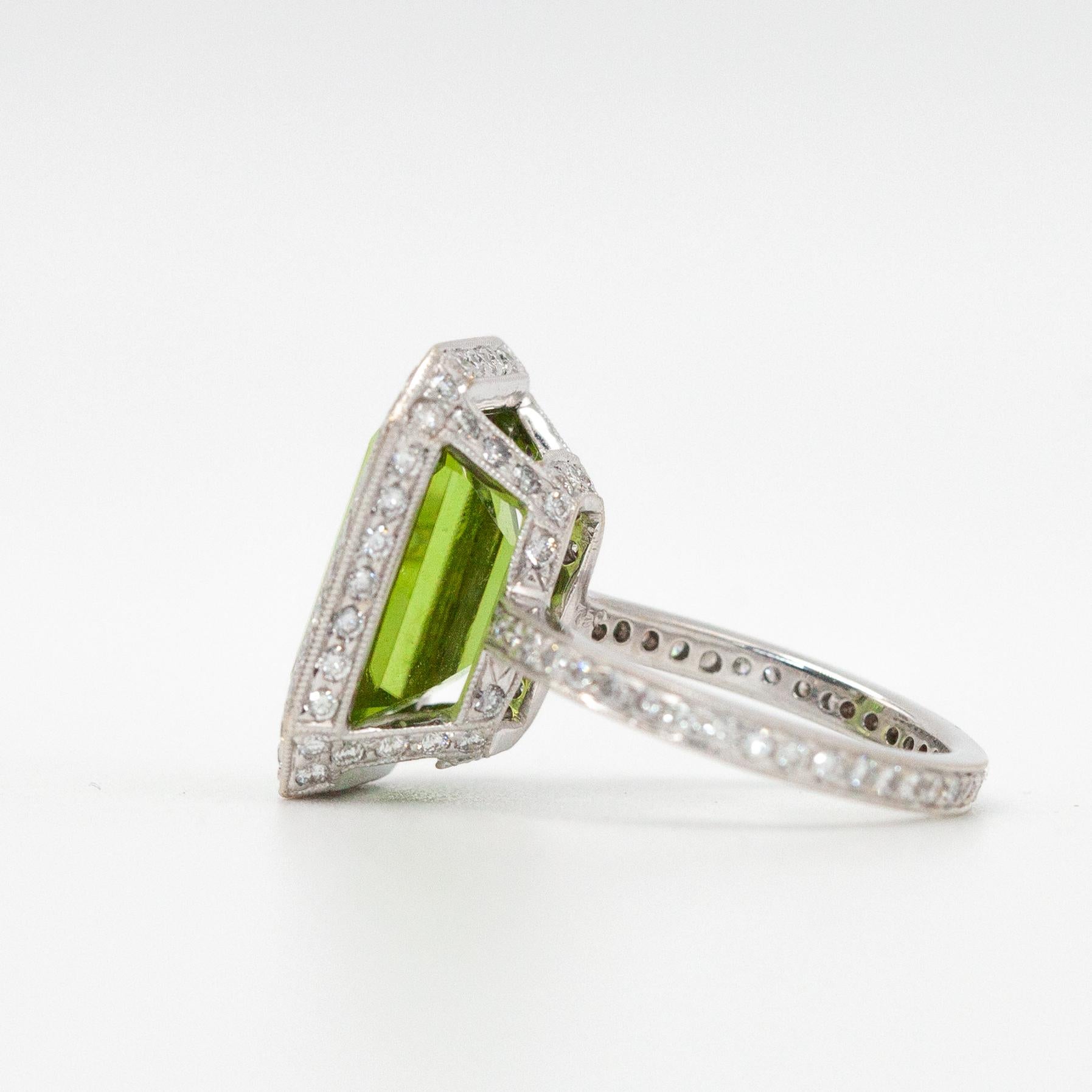 Anello cocktail con diamante taglio smeraldo e peridoto in oro bianco 18 carati in vendita 4