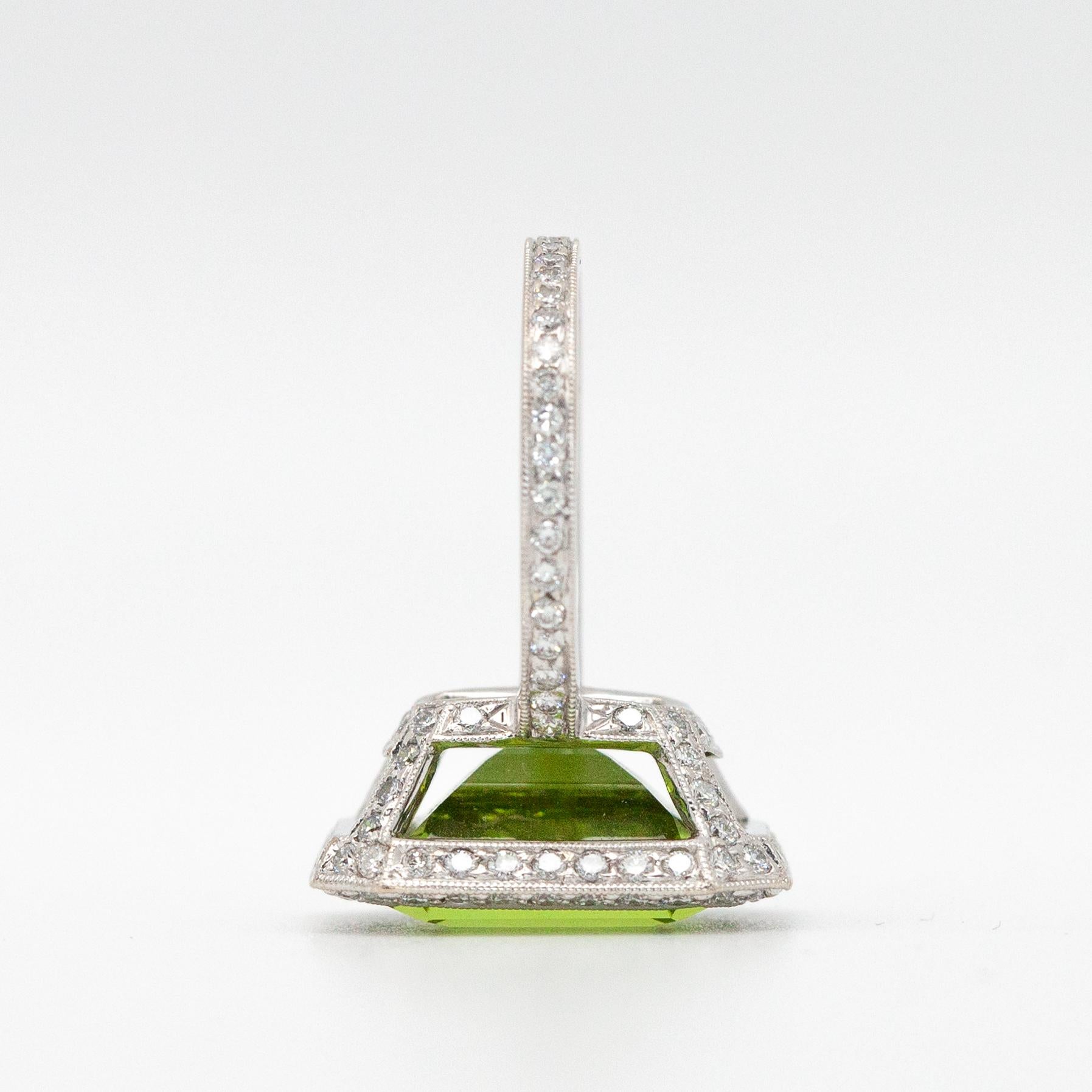 Anello cocktail con diamante taglio smeraldo e peridoto in oro bianco 18 carati in vendita 5