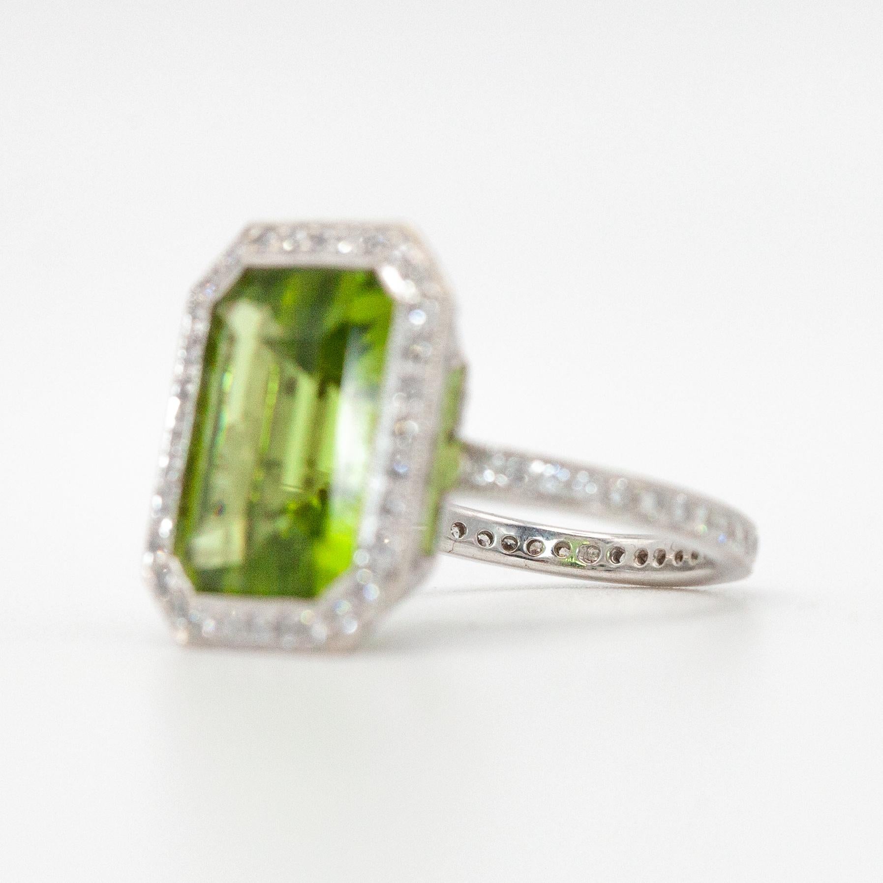 Anello cocktail con diamante taglio smeraldo e peridoto in oro bianco 18 carati in vendita 6