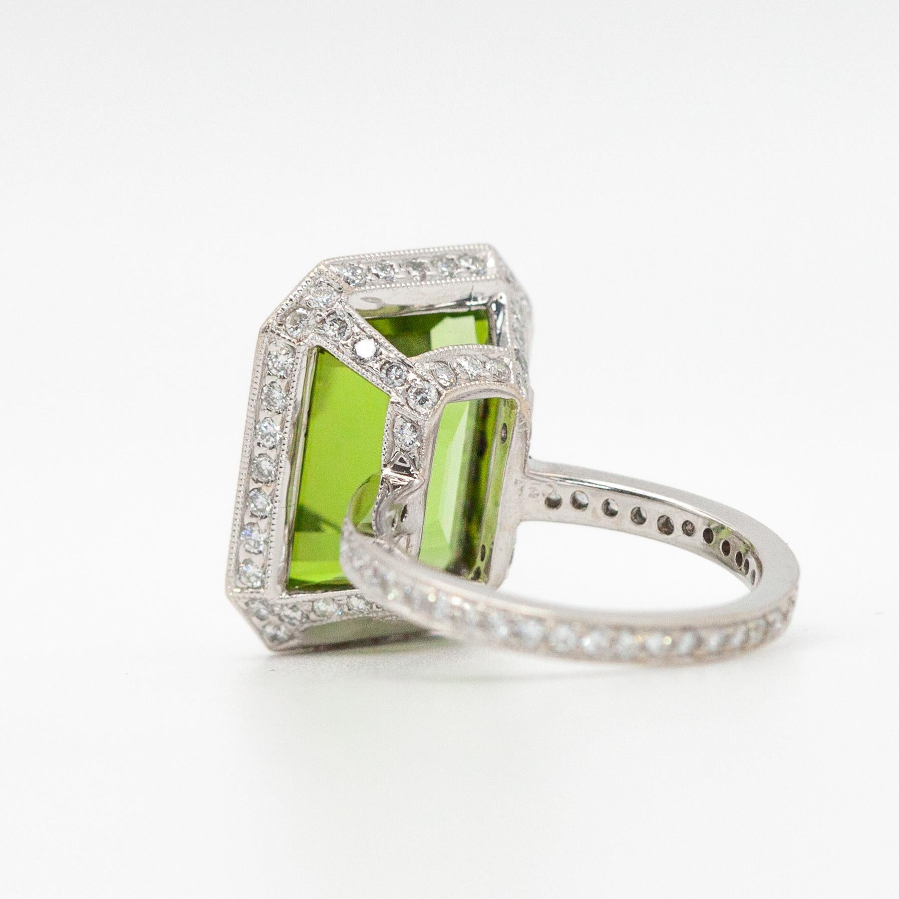 Moderno Anello cocktail con diamante taglio smeraldo e peridoto in oro bianco 18 carati in vendita