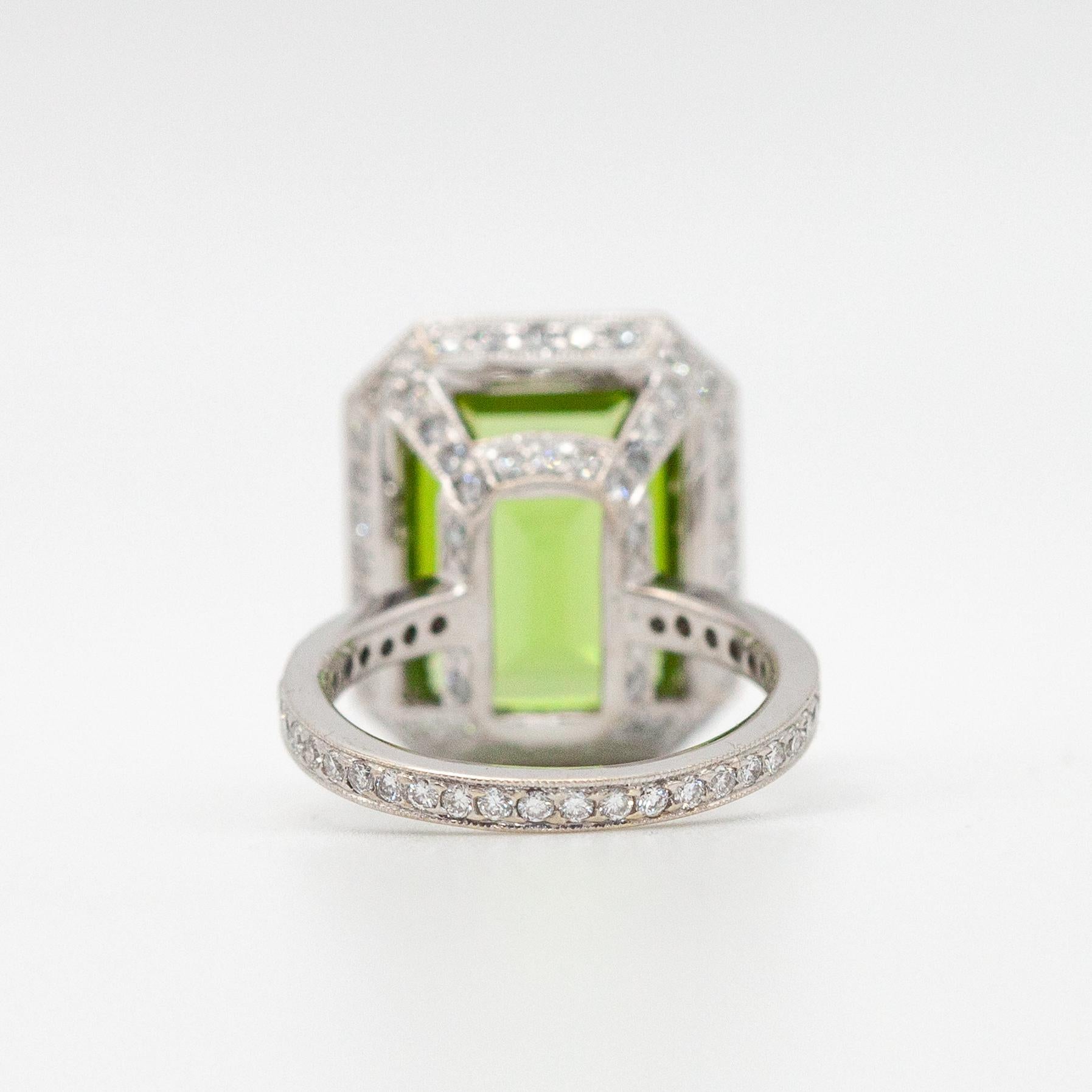 Taglio smeraldo Anello cocktail con diamante taglio smeraldo e peridoto in oro bianco 18 carati in vendita