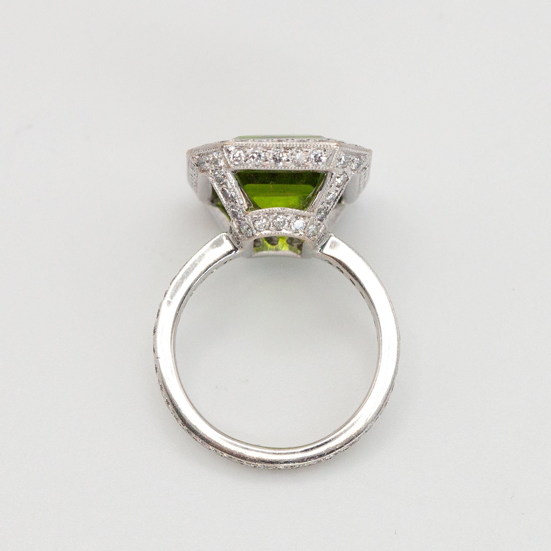 Anello cocktail con diamante taglio smeraldo e peridoto in oro bianco 18 carati In condizioni ottime in vendita a New York, NY