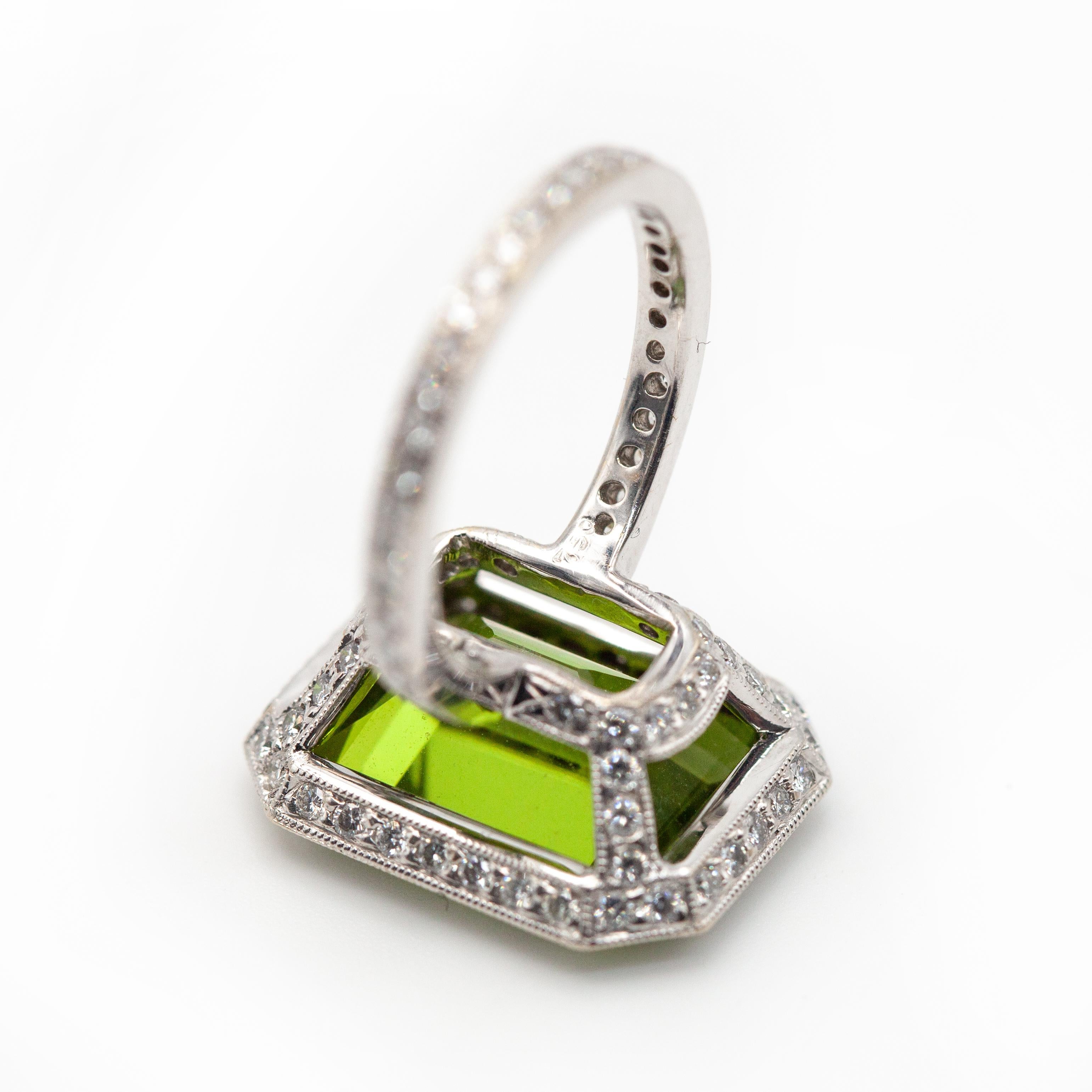 da uomo o donna Anello cocktail con diamante taglio smeraldo e peridoto in oro bianco 18 carati in vendita