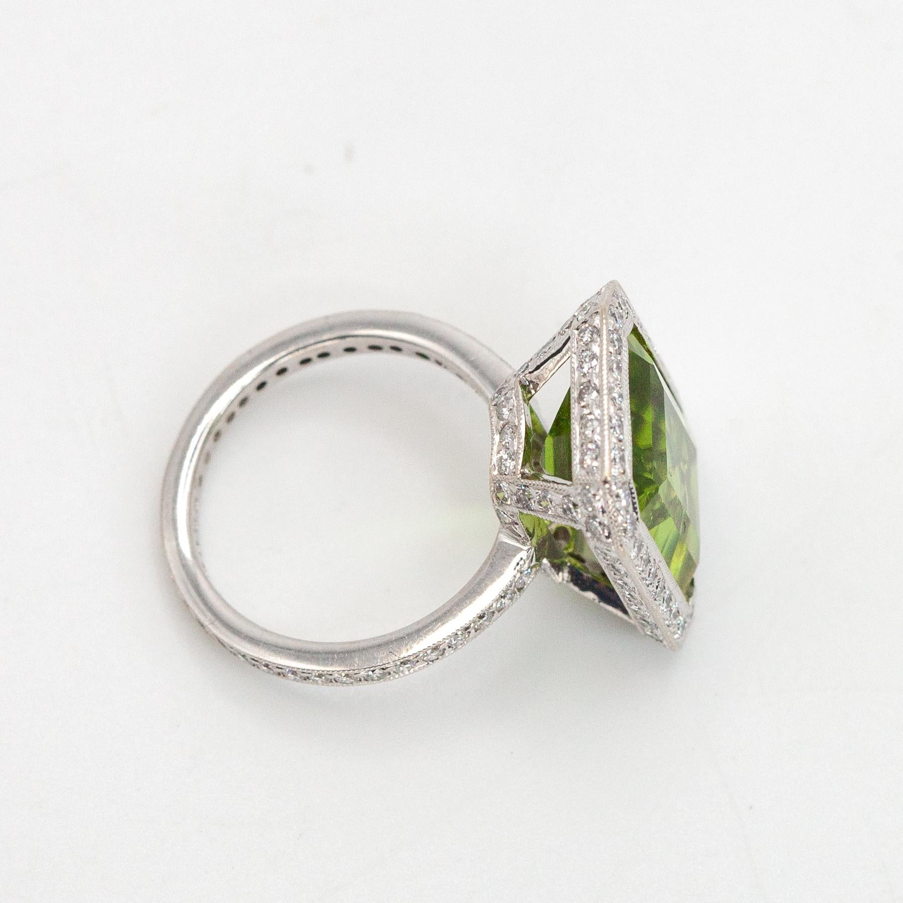 Anello cocktail con diamante taglio smeraldo e peridoto in oro bianco 18 carati in vendita 1