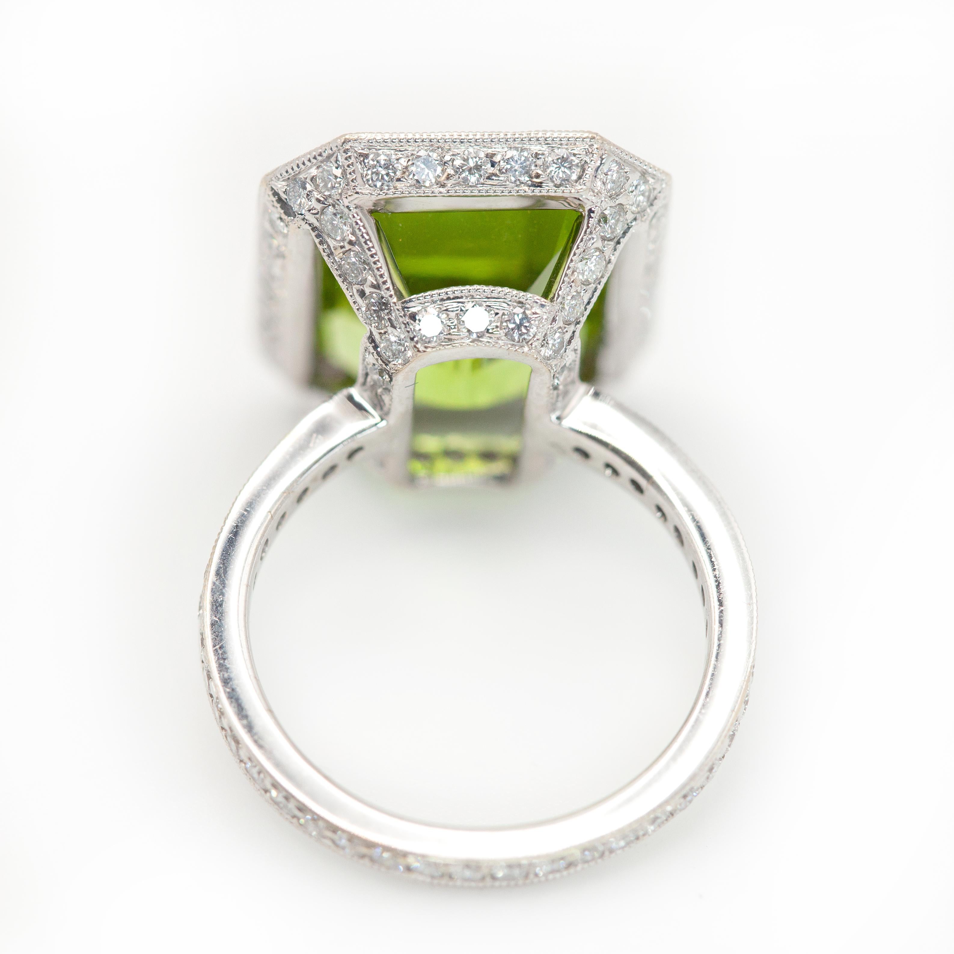 Anello cocktail con diamante taglio smeraldo e peridoto in oro bianco 18 carati in vendita 2