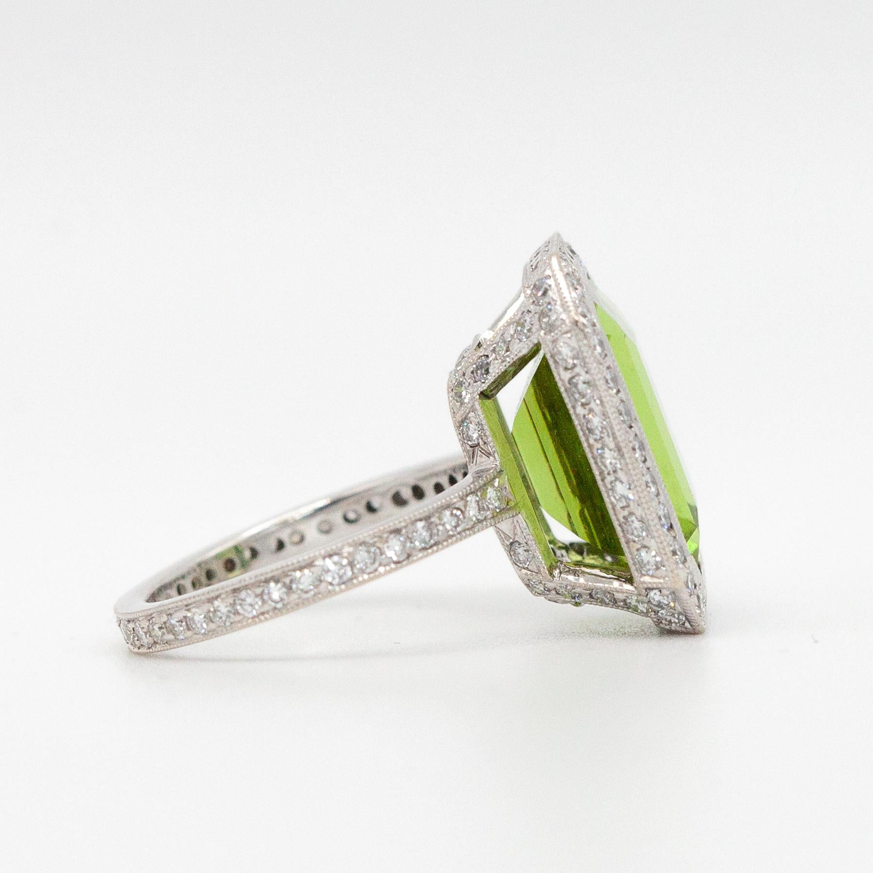 Anello cocktail con diamante taglio smeraldo e peridoto in oro bianco 18 carati in vendita 3