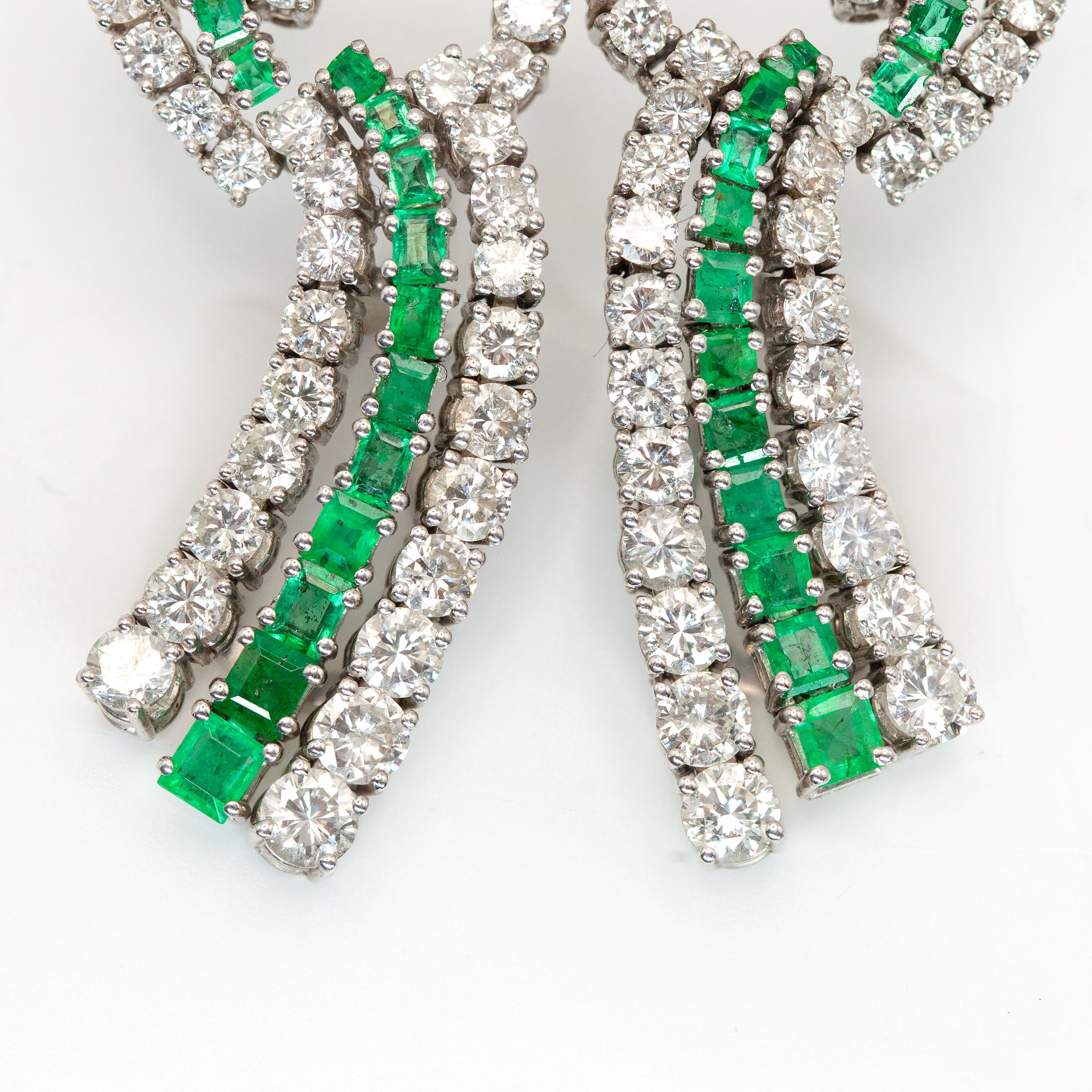 Favolosi orecchini pendenti con diamanti e smeraldi in oro bianco 18K con 66 diamanti rotondi taglio brillante di buona qualità, circa 6,0 carati di colore G-H e purezza VS-SI e 32 smeraldi taglio quadrato, circa 3,00 carati.

Peso approssimativo: