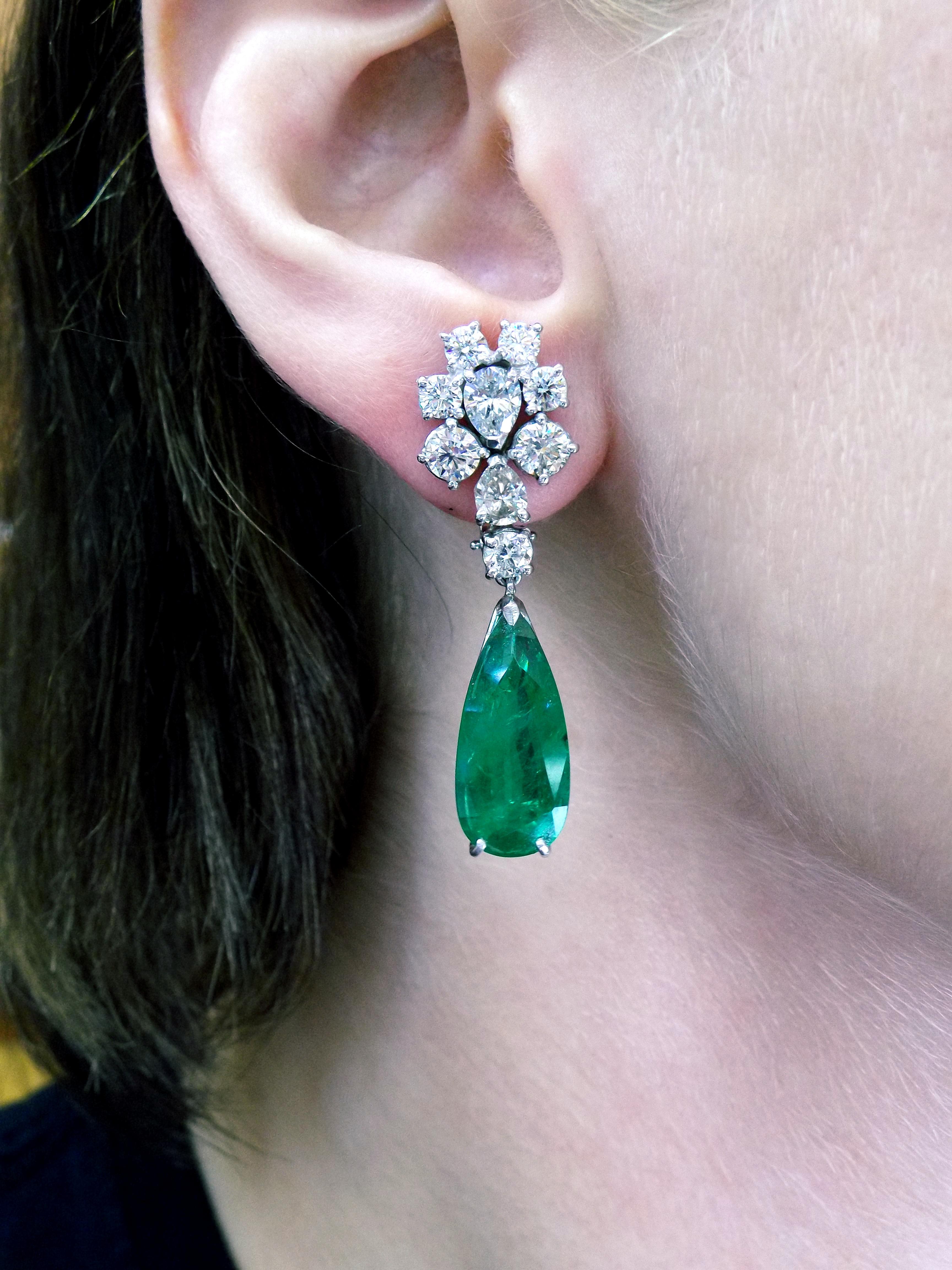Pear Cut 18K White Gold Diamond Emerald Pendant Earrings Dunaigre Certified For Sale