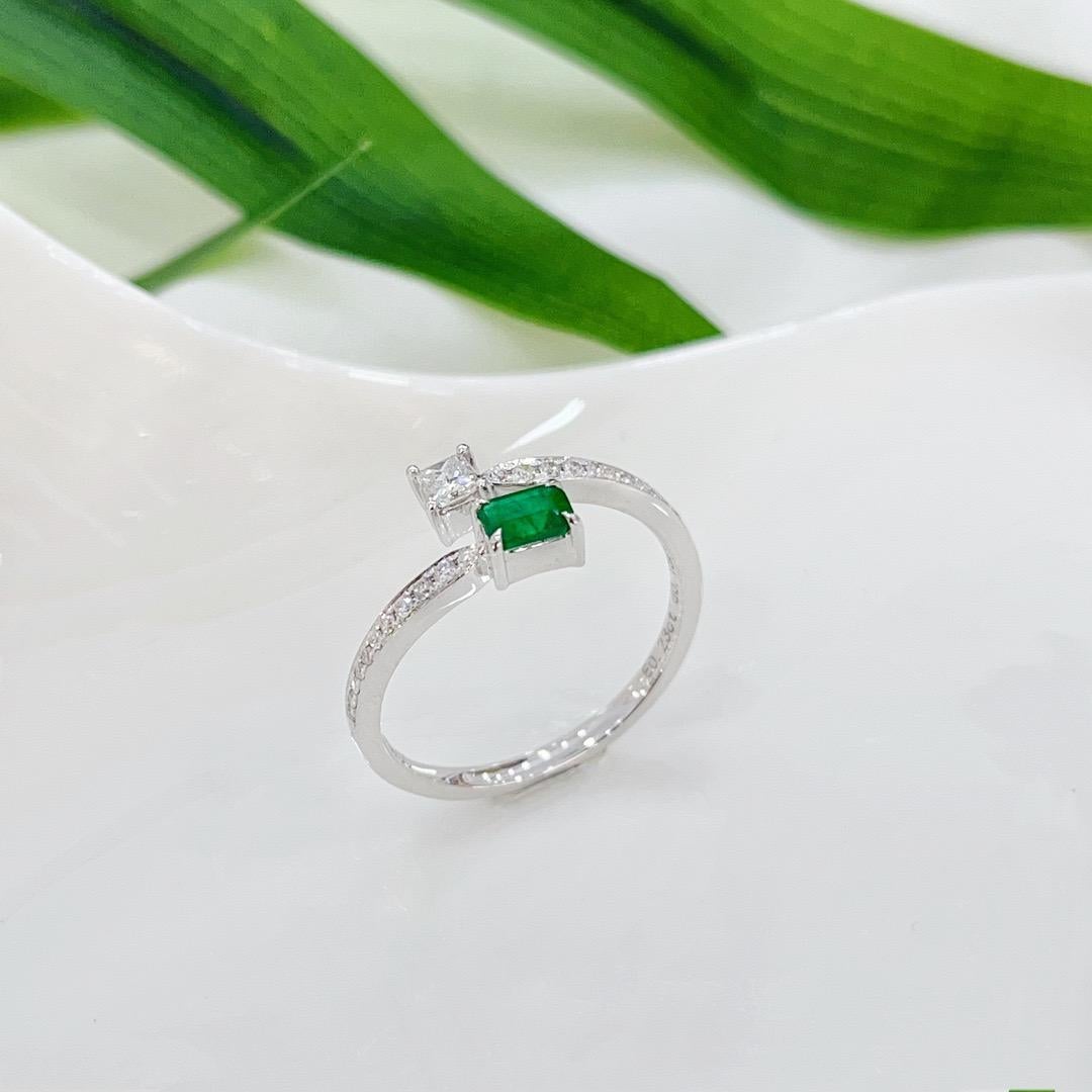 Ring aus 18 Karat Weißgold mit Diamant und Smaragd 

1 Smaragd - 0,23 CT
Diamanten - 0,18 CT

Gesamtgewicht - 1,98 GM