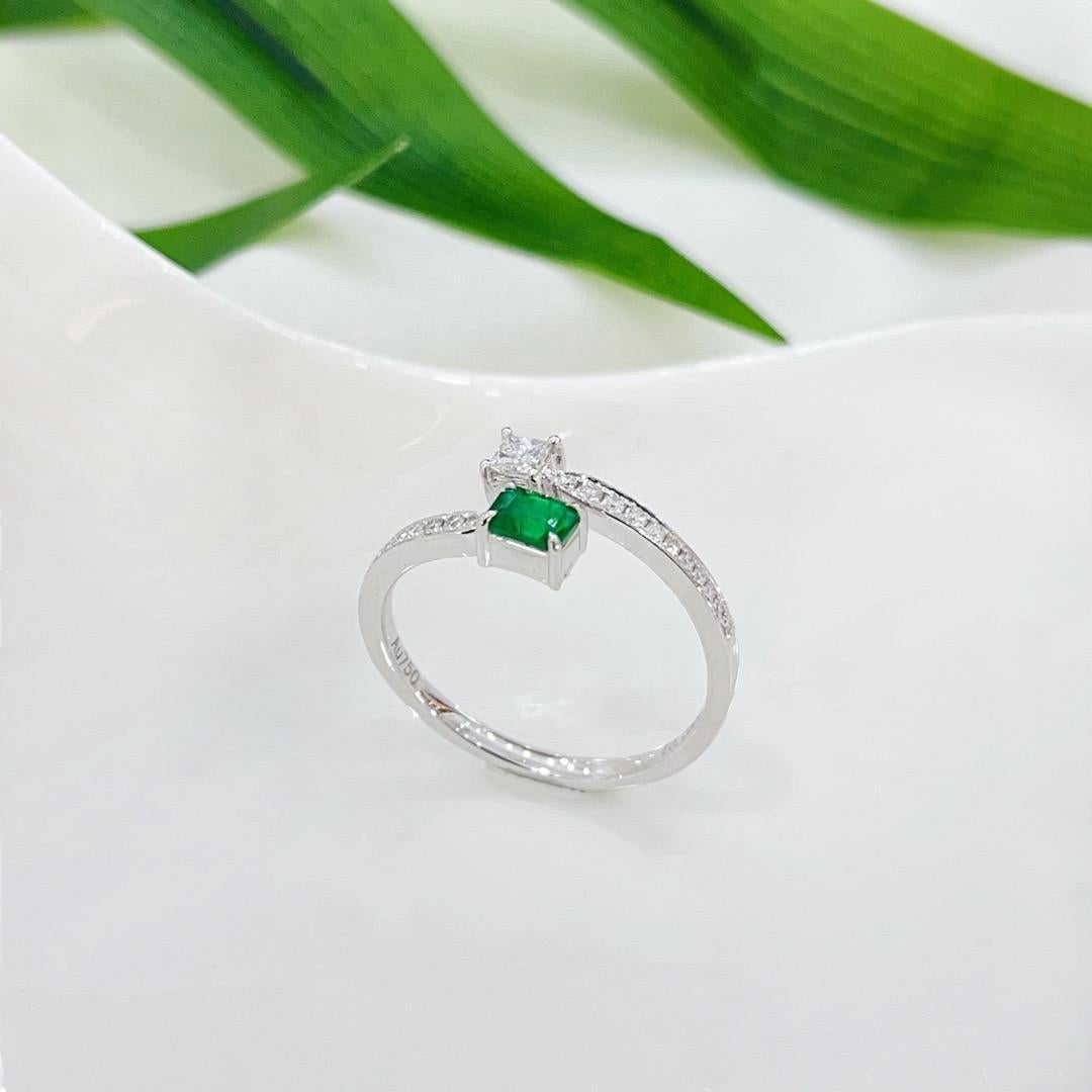 Ring aus 18 Karat Weißgold mit Diamant und Smaragd (Moderne) im Angebot