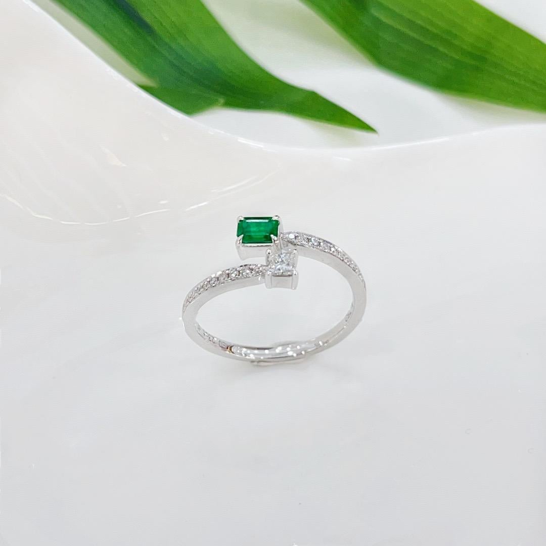 Ring aus 18 Karat Weißgold mit Diamant und Smaragd (Smaragdschliff) im Angebot