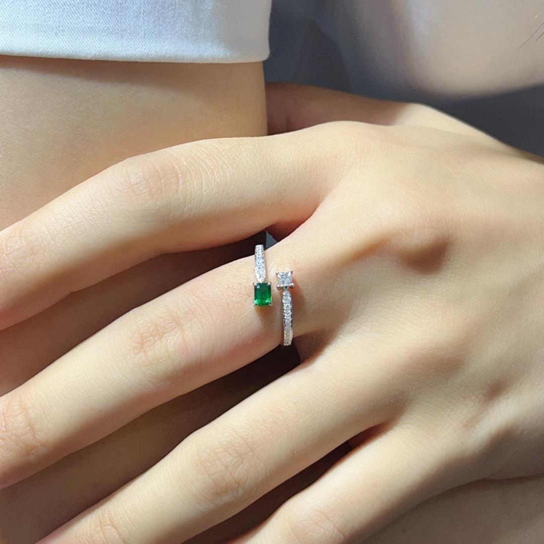 Ring aus 18 Karat Weißgold mit Diamant und Smaragd im Zustand „Neu“ im Angebot in Kowloon, HK