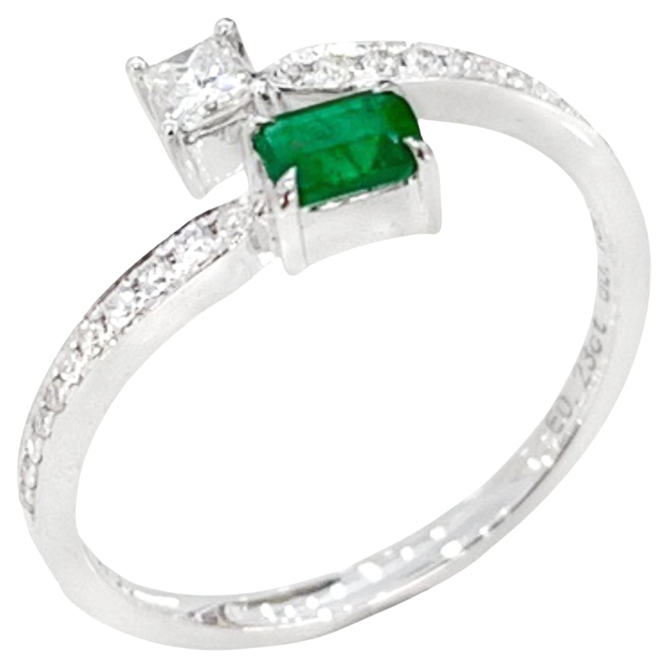 18K White Gold Diamond & Emerald Ring