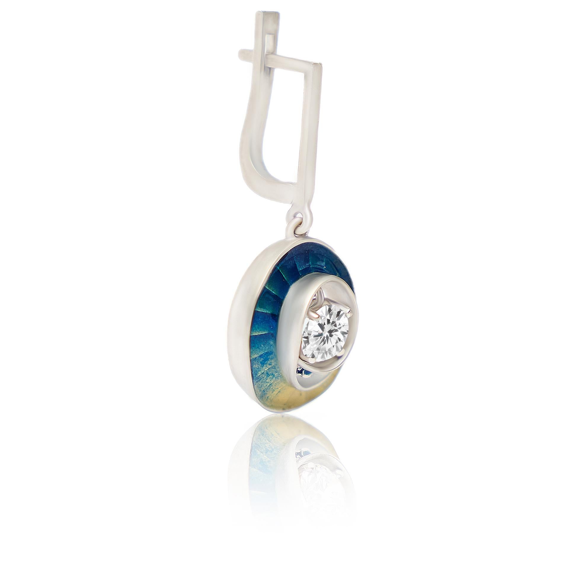 Ces élégantes boucles d'oreilles sont fabriquées à la main en or 18 carats et présentent un émail vibrant cuit à la main ainsi que des diamants blancs taille brillant totalisant 1 carat, classés VS et certifiés par la GIA. Leur forme en spirale