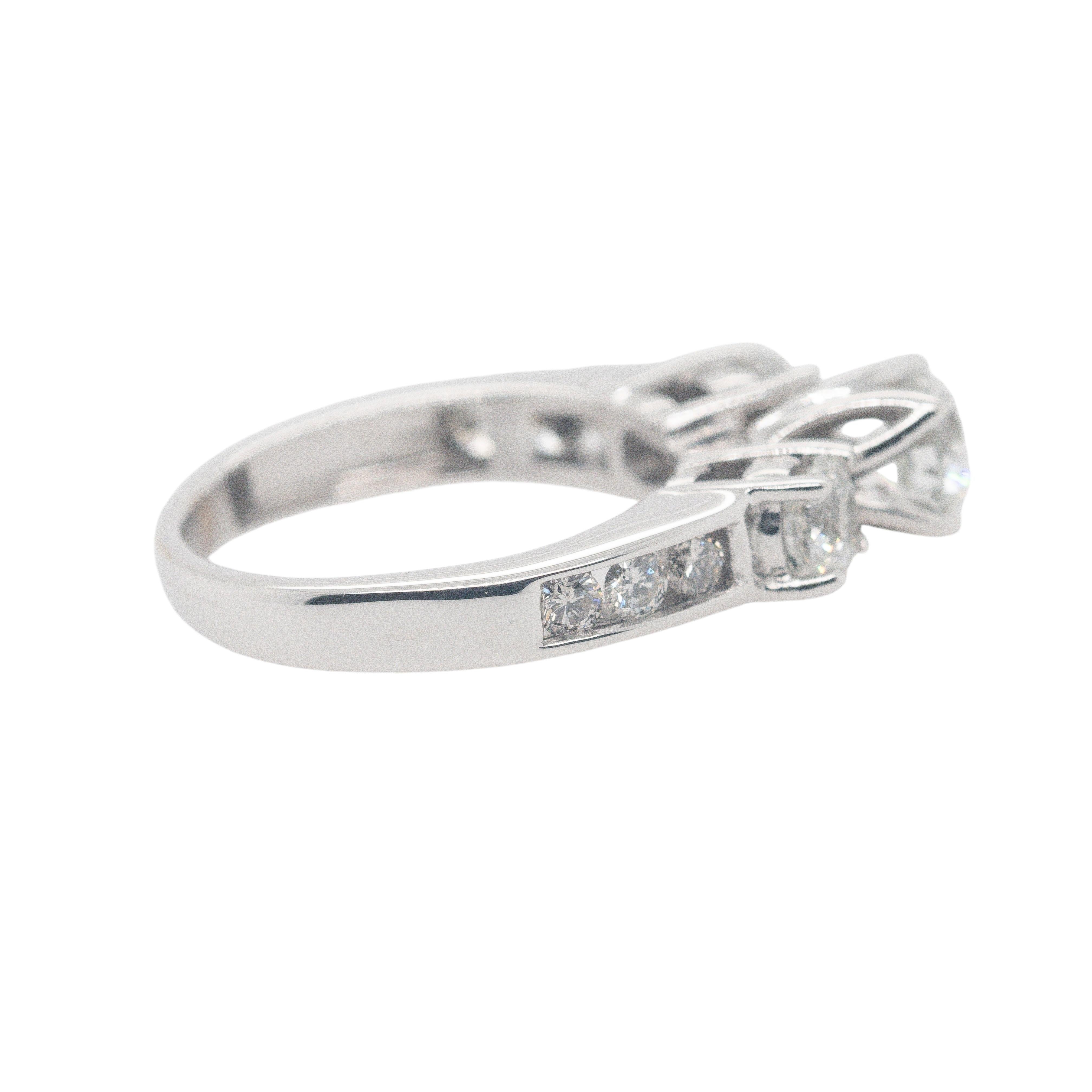 Taille ronde Bague de fiançailles en or blanc 18 carats avec diamant en vente