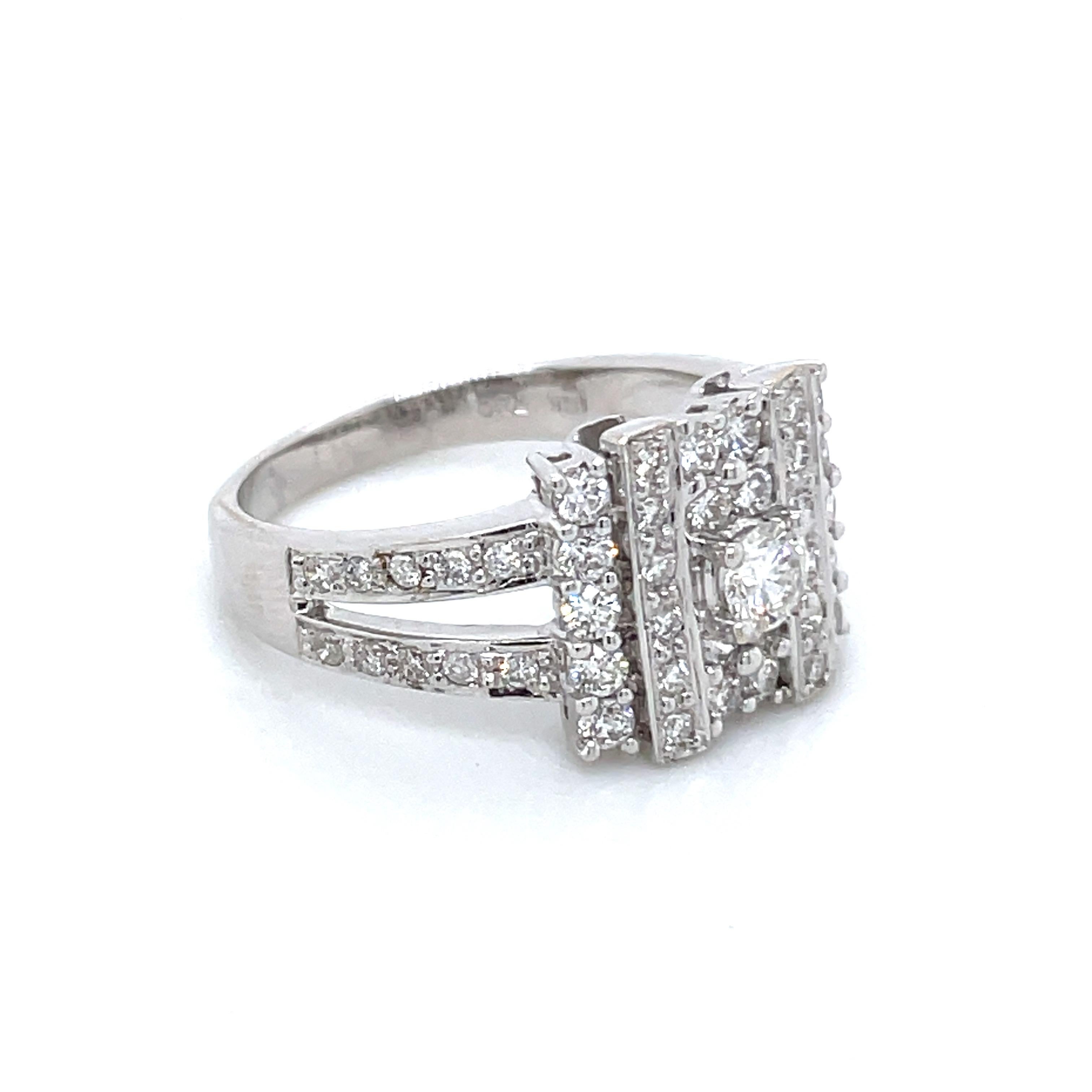 Round Cut 18k White Gold Diamond Engagement Ring For Sale