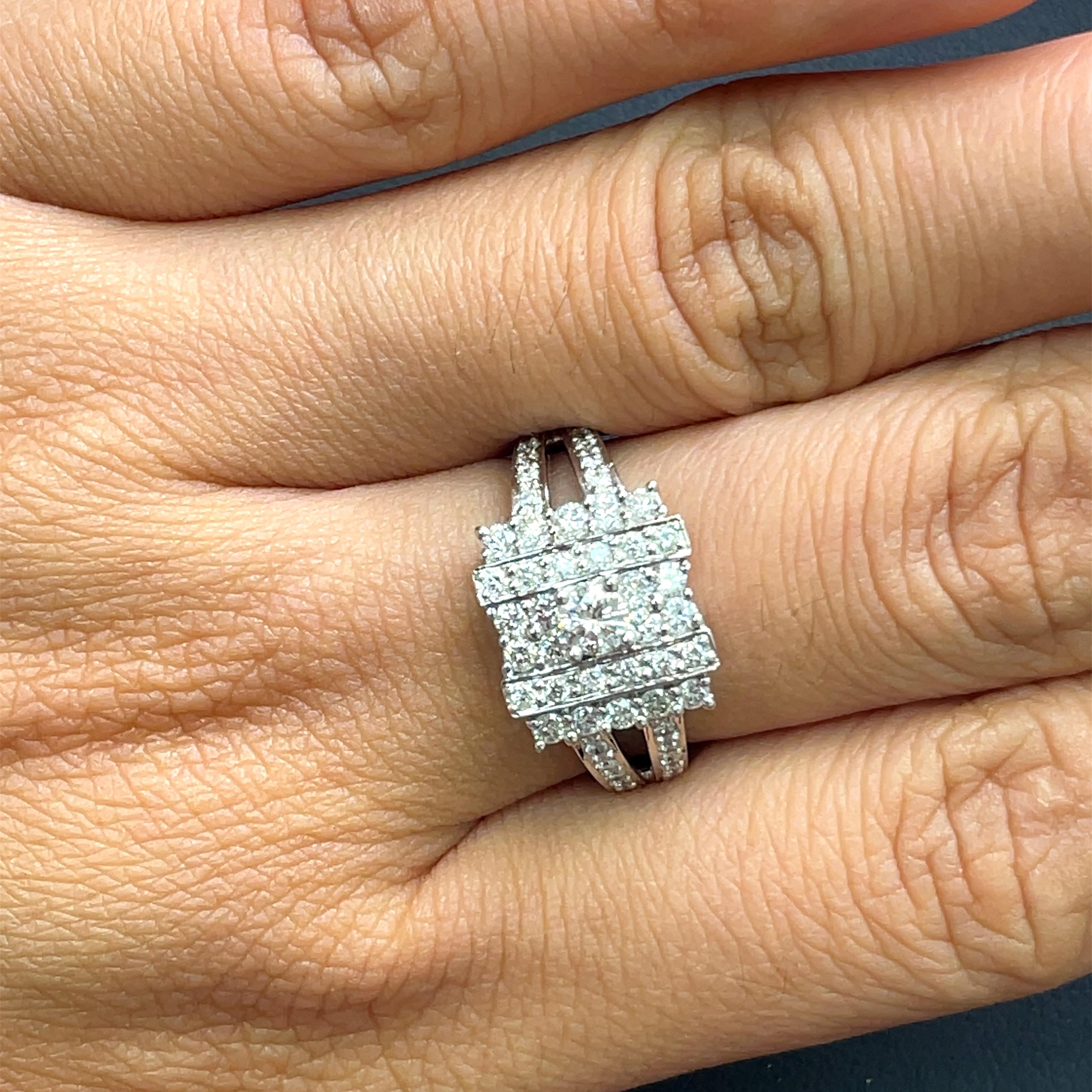 Bague de fiançailles en or blanc 18 carats avec diamant Neuf - En vente à Hong Kong, HK