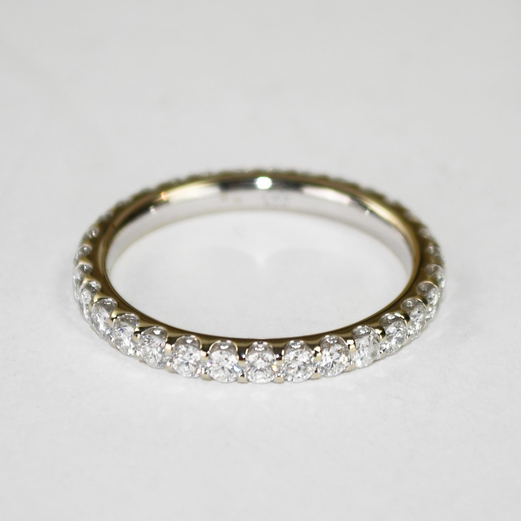 Anello dell'eternità in oro bianco 18 carati e diamanti.
Timbrato AU750 e pesa 2,5 grammi.
I diamanti sono tagli tondi brillanti, 1,00 carati totali, colore da f a g, purezza Vs.
Due diamanti sono scheggiati.
L'anello misura 2,4 mm di larghezza.
La