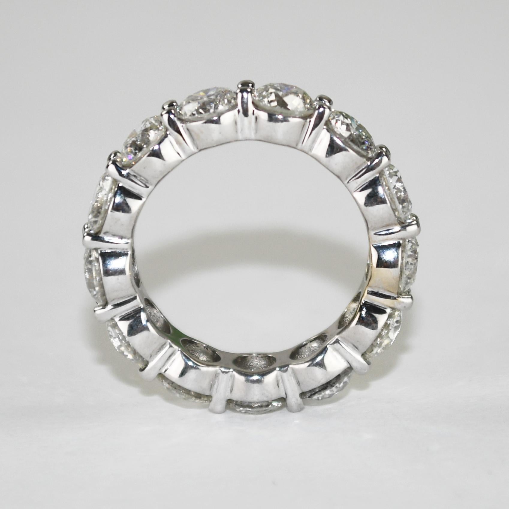 Anello dell'eternità in oro bianco 18 carati e diamanti.
Testato 18k e testato al 75% con un analizzatore di metalli XRF.
Il peso lordo dell'anello è di 5,4 grammi.
I diamanti sono brillanti rotondi, con una media di 0,38 carati ciascuno, peso