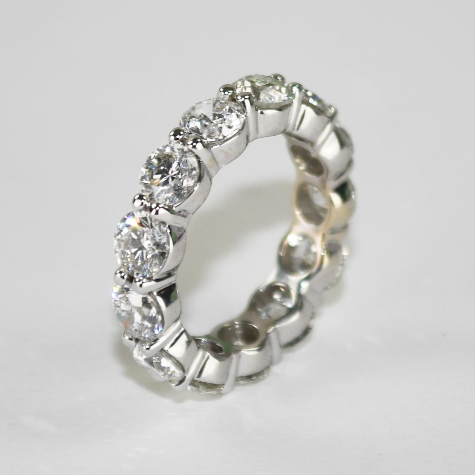 Taglio rotondo Anello di eternità con diamante in oro bianco 18 carati 5,00ct in vendita