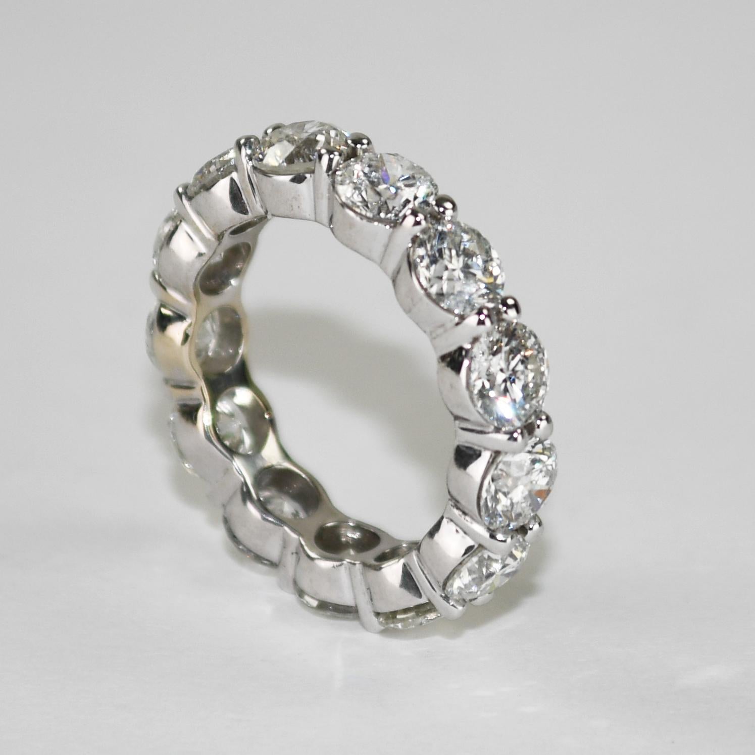 Anello di eternità con diamante in oro bianco 18 carati 5,00ct In condizioni ottime in vendita a Laguna Beach, CA