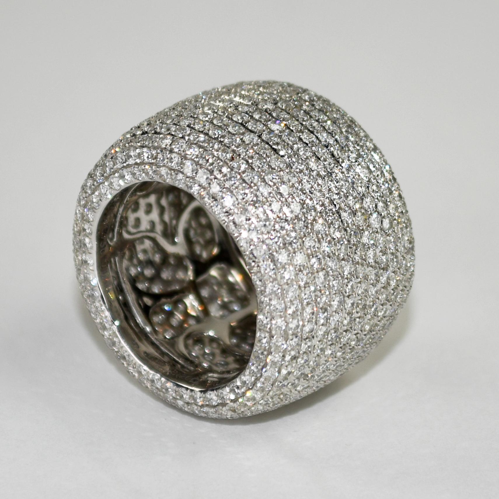 Maßgefertigter Ewigkeitsring aus 18 Karat Weißgold und Diamanten für Damen.
Gestempelt 18k, 750, D. 8.20, und wiegt 18,9 Gramm Bruttogewicht.
Pave Set runde Brillanten, 8,20 Karat insgesamt, G bis H Farbe, Vs bis Si Klarheit.
Ausgezeichnete