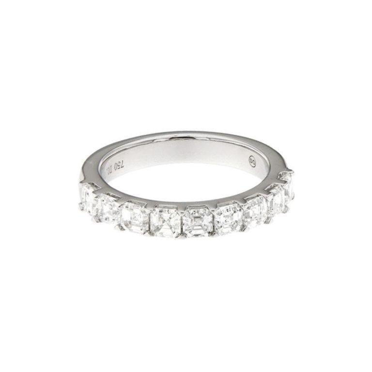 Alliance en or blanc 18K avec diamant fantaisie - diamant Asscher Cut Shared Prong

Mélange raffiné de sophistication intemporelle et d'art moderne, cette alliance exquise est réalisée en or blanc 18 carats lumineux. Le design présente une rangée