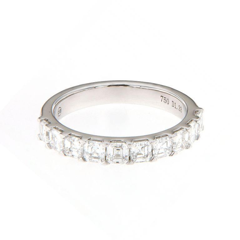 18K Weißgold Diamant Fancy Hochzeit Band - Asscher Cut Diamant geteilt Zinken

Dieser elegante Ehering aus 18-karätigem Weißgold zeigt eine Reihe von Smaragddiamanten im Quadratschliff, die sorgfältig in einer gemeinsamen Zackenfassung gefasst sind.