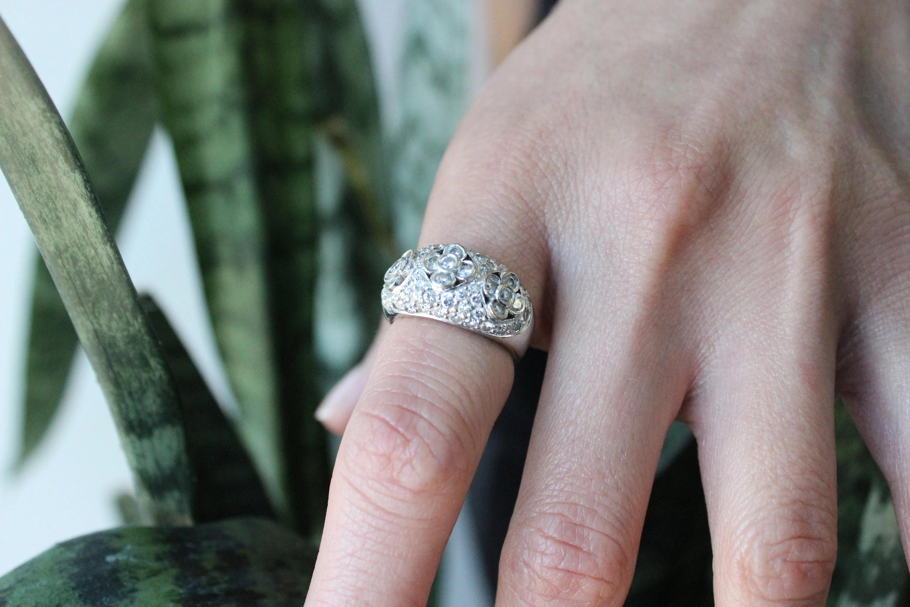 18k White Gold Diamond Fashion/Statement Estate Ring Flower Design In Excellent Condition For Sale In Houston, TX