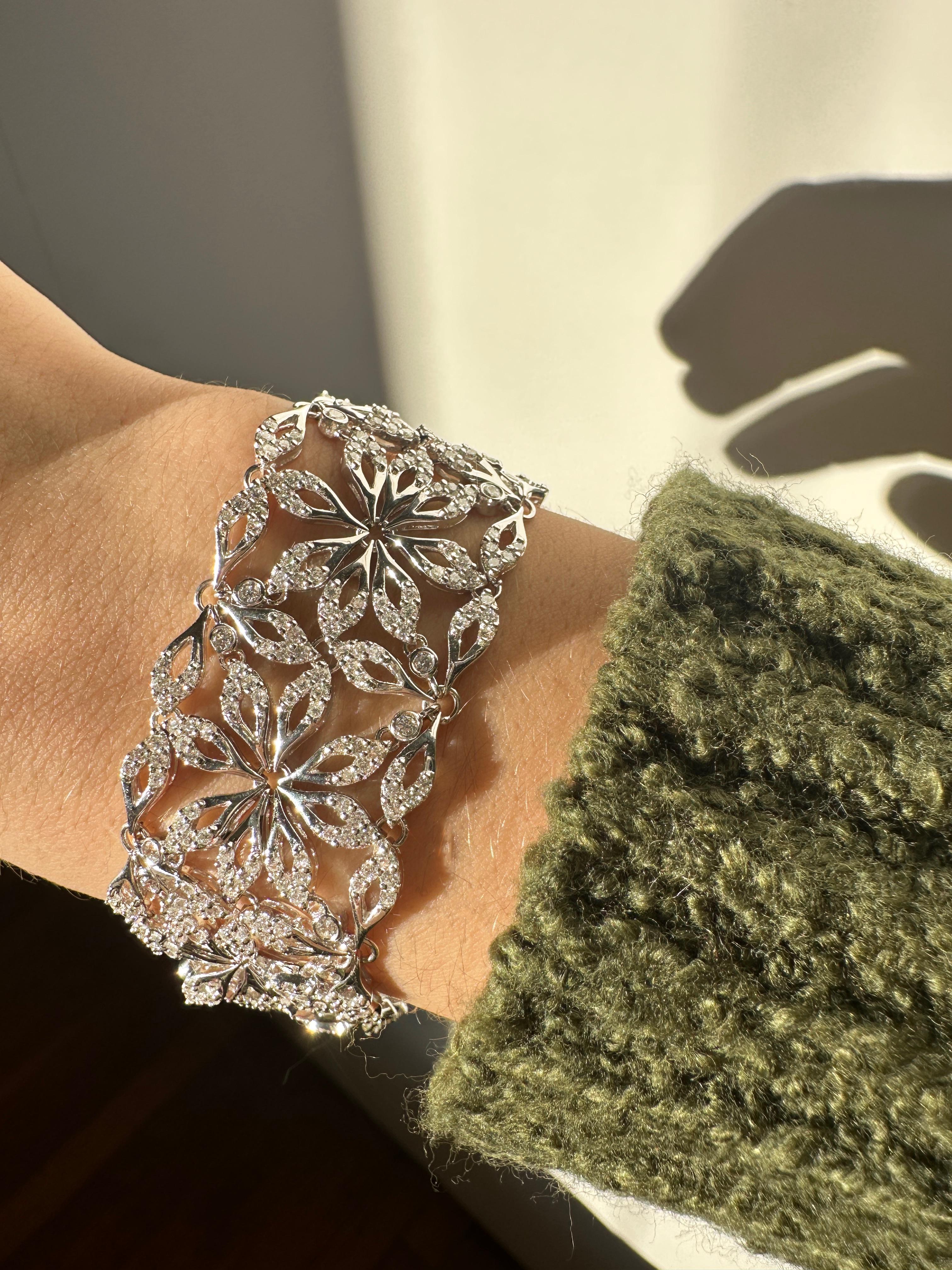 18K White Gold Diamond Flower Bracelet
Condition: In good condition with some minor surface wear consistent with age.
Length: 7.5 inches
Width: 1 inch wide
Marking: 