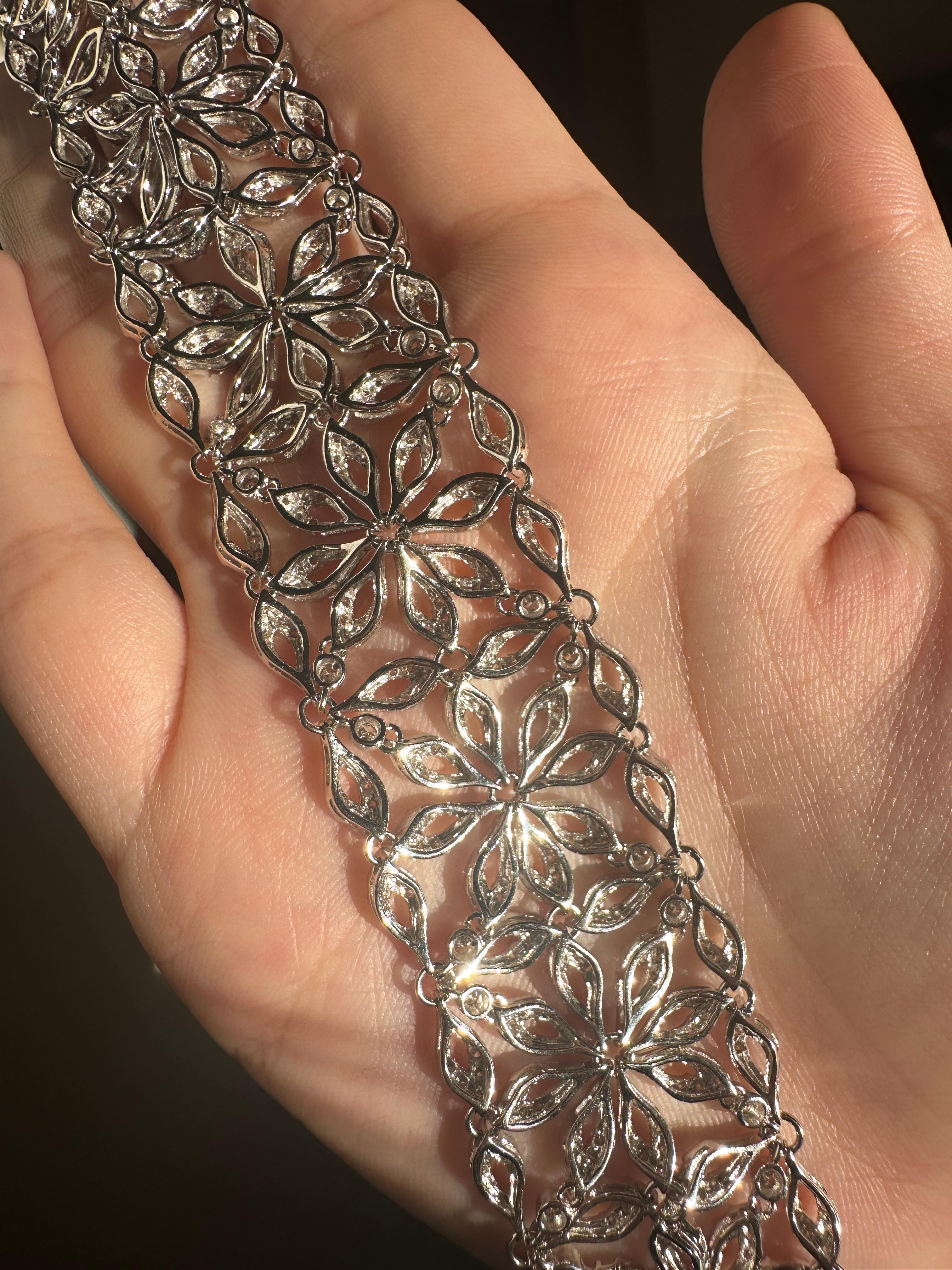 18K White Gold Diamond Flower Bracelet In Good Condition For Sale In New York, NY