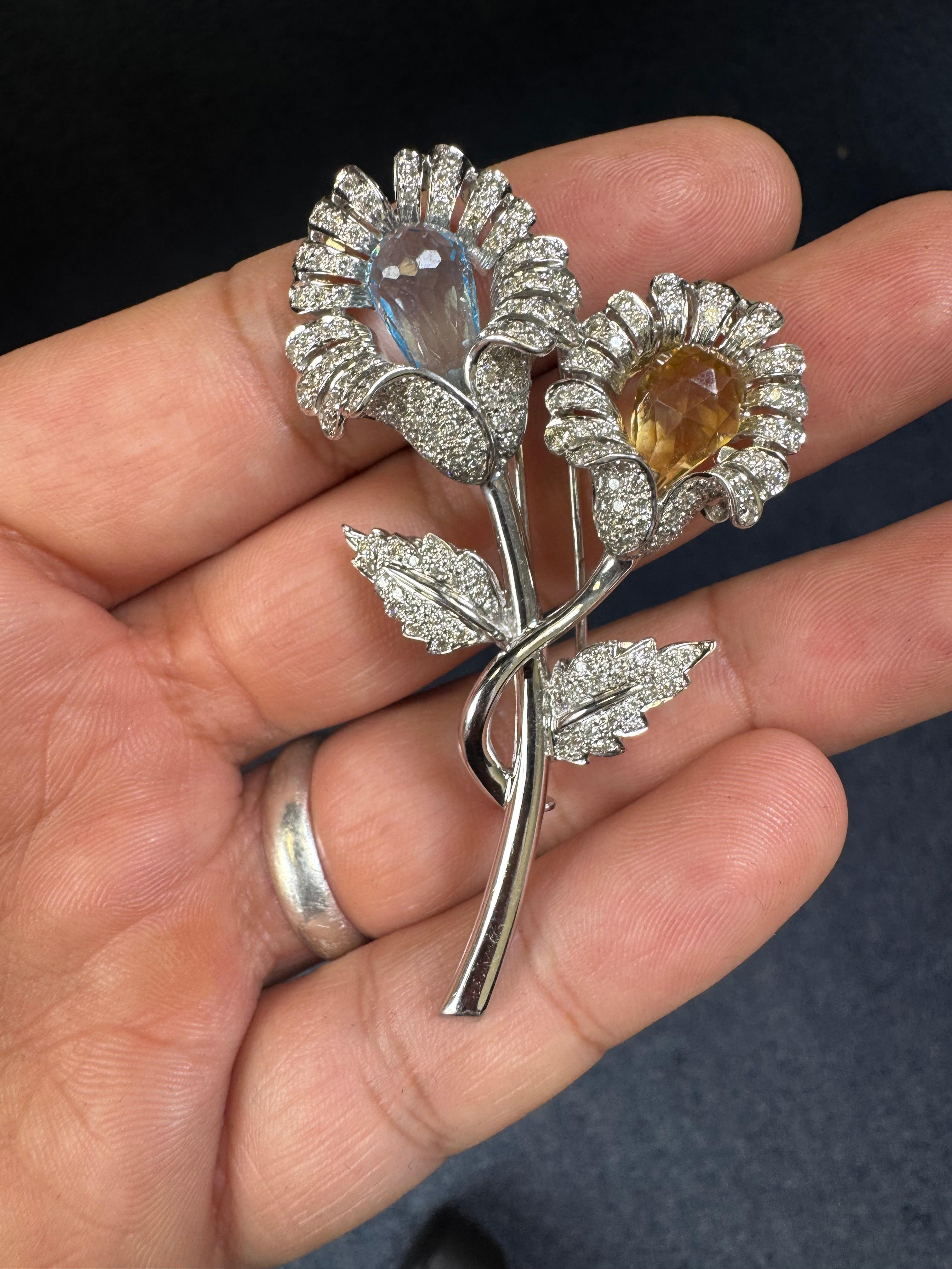 Taille briolette Broche fleur en or blanc 18K diamantée avec aigue-marine et citrine en briolette en vente