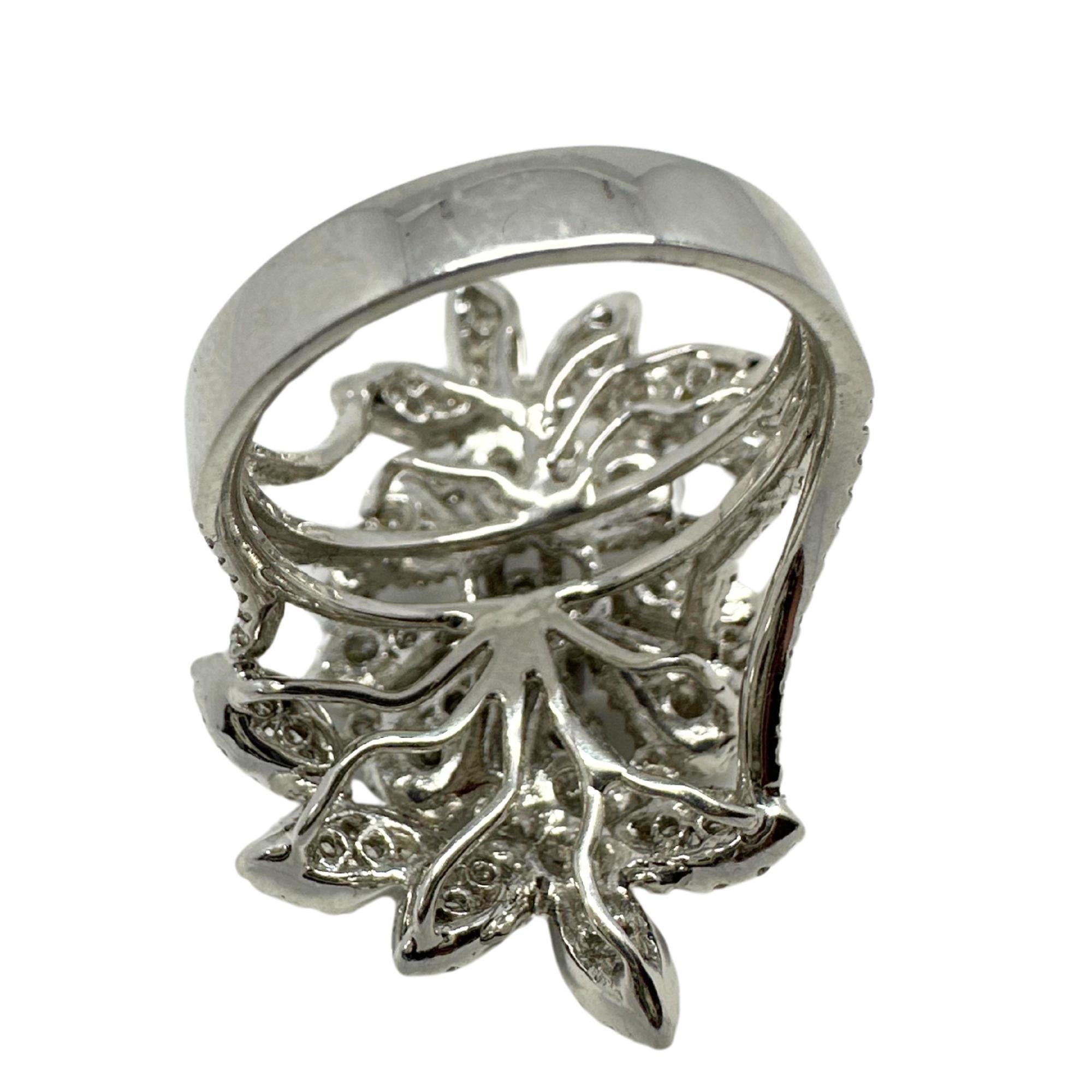 18 Karat Weißgold Diamant-Cocktailring mit Blumenblumen im Angebot 5