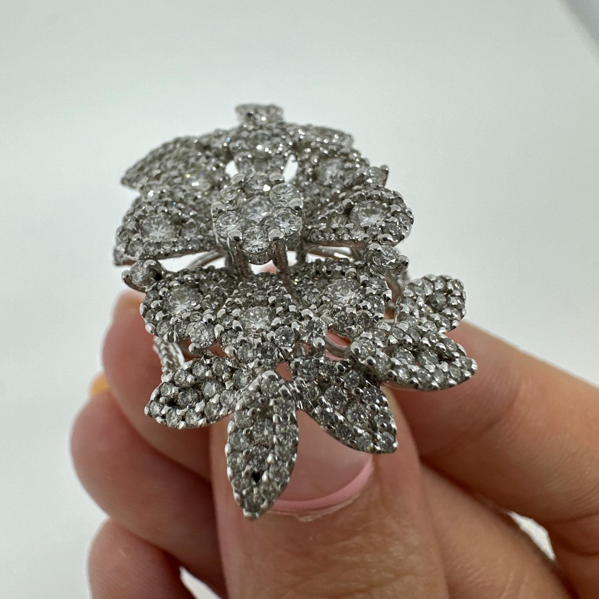 18 Karat Weißgold Diamant-Cocktailring mit Blumenblumen im Angebot 7