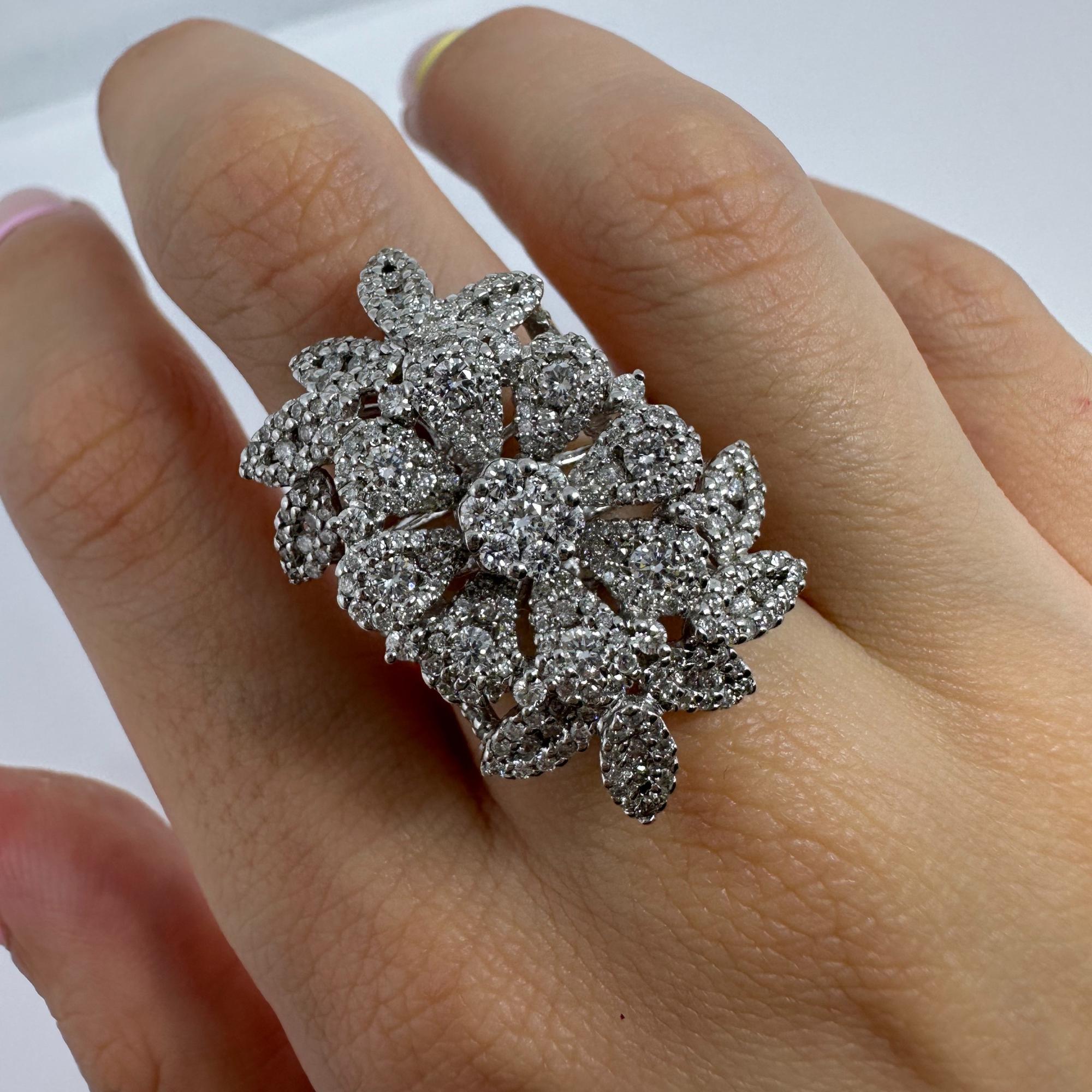 18 Karat Weißgold Diamant-Cocktailring mit Blumenblumen im Angebot 8