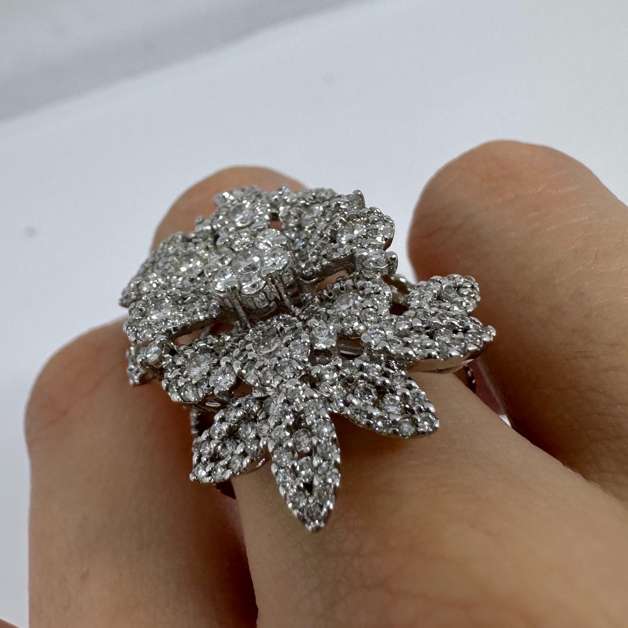 18 Karat Weißgold Diamant-Cocktailring mit Blumenblumen im Angebot 9
