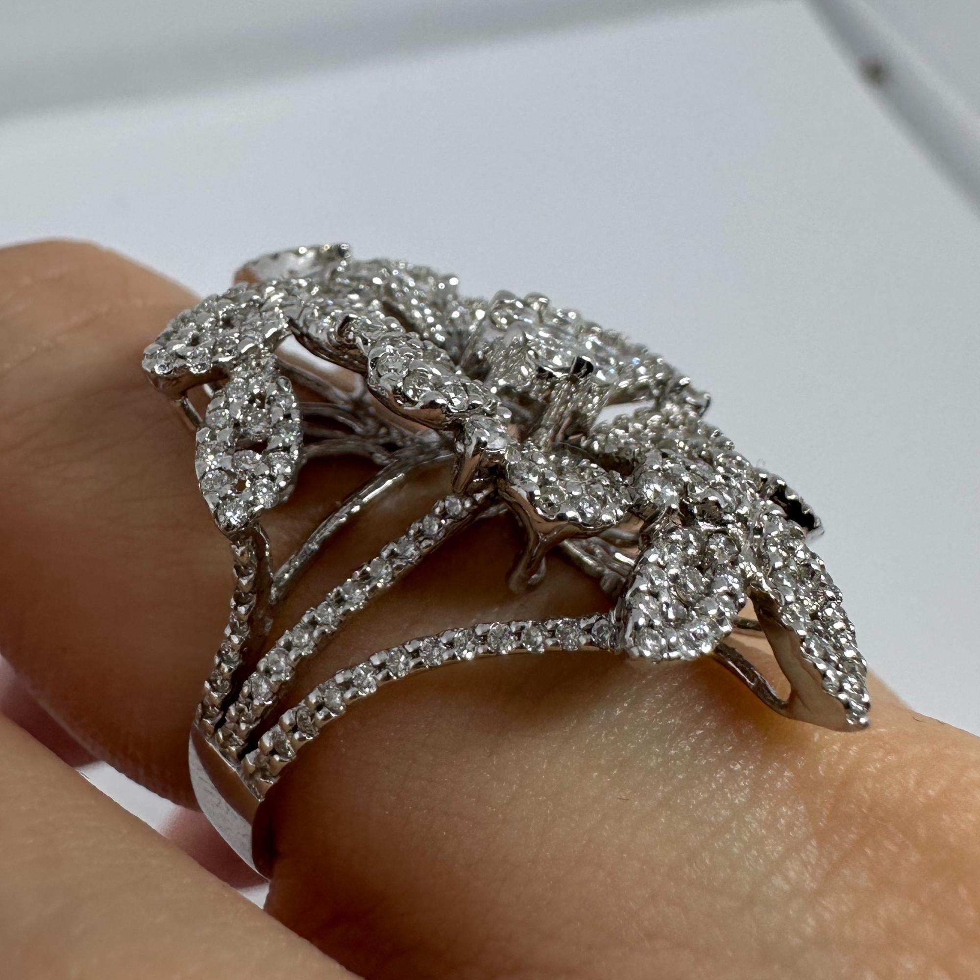 18 Karat Weißgold Diamant-Cocktailring mit Blumenblumen im Angebot 10