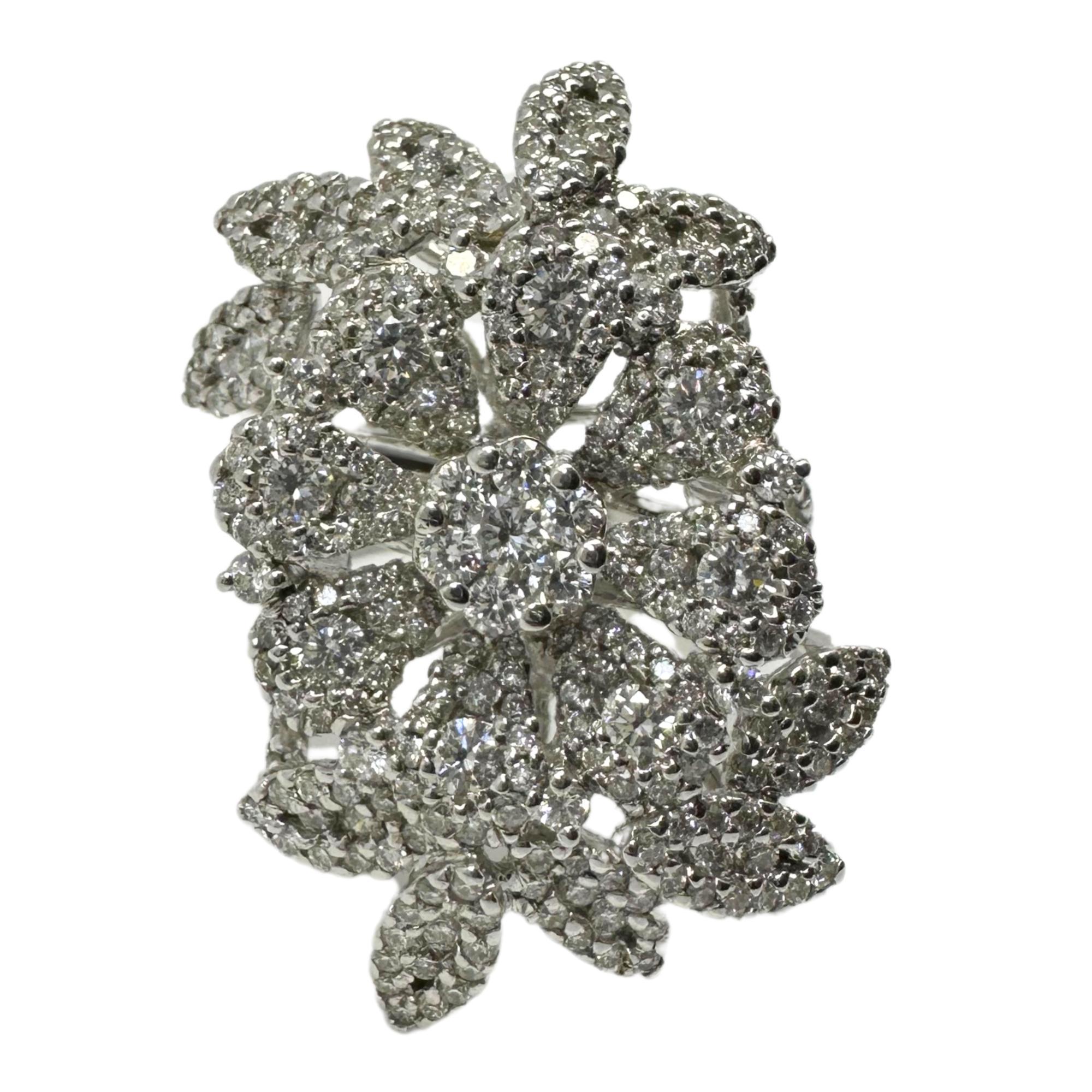 18 Karat Weißgold Diamant-Cocktailring mit Blumenblumen
Zustand: In gutem Zustand mit leichten altersbedingten Oberflächenabnutzungen.
Ringgröße: 7.50
Markierungen: 