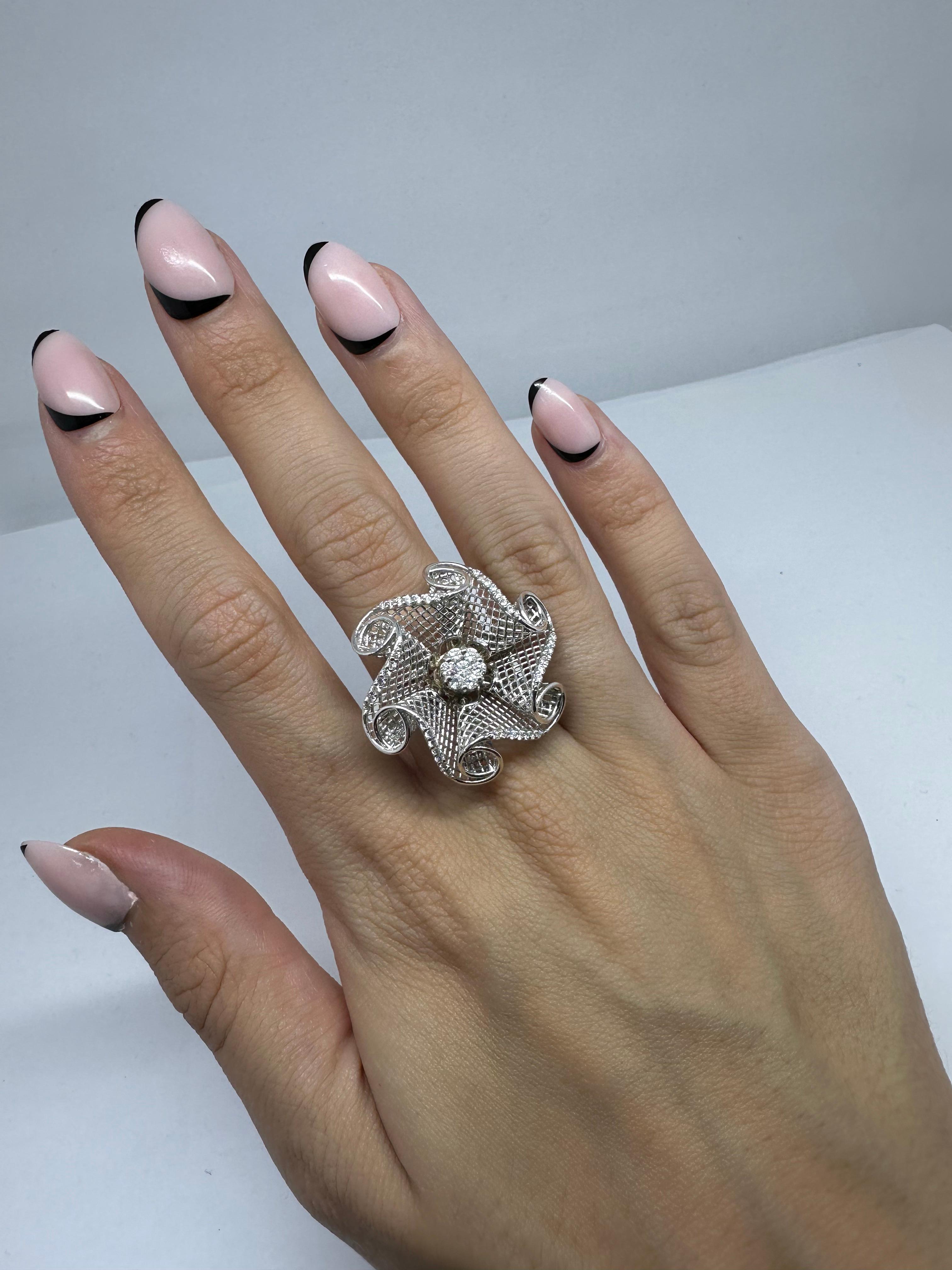 Anillo Cóctel Flor Diamante Oro Blanco 18K
Estado: En buen estado, con algunos pequeños desgastes superficiales propios de la edad.
Tamaño del anillo: 7,75
Anchura: 1 pulgada
Marcas: 
