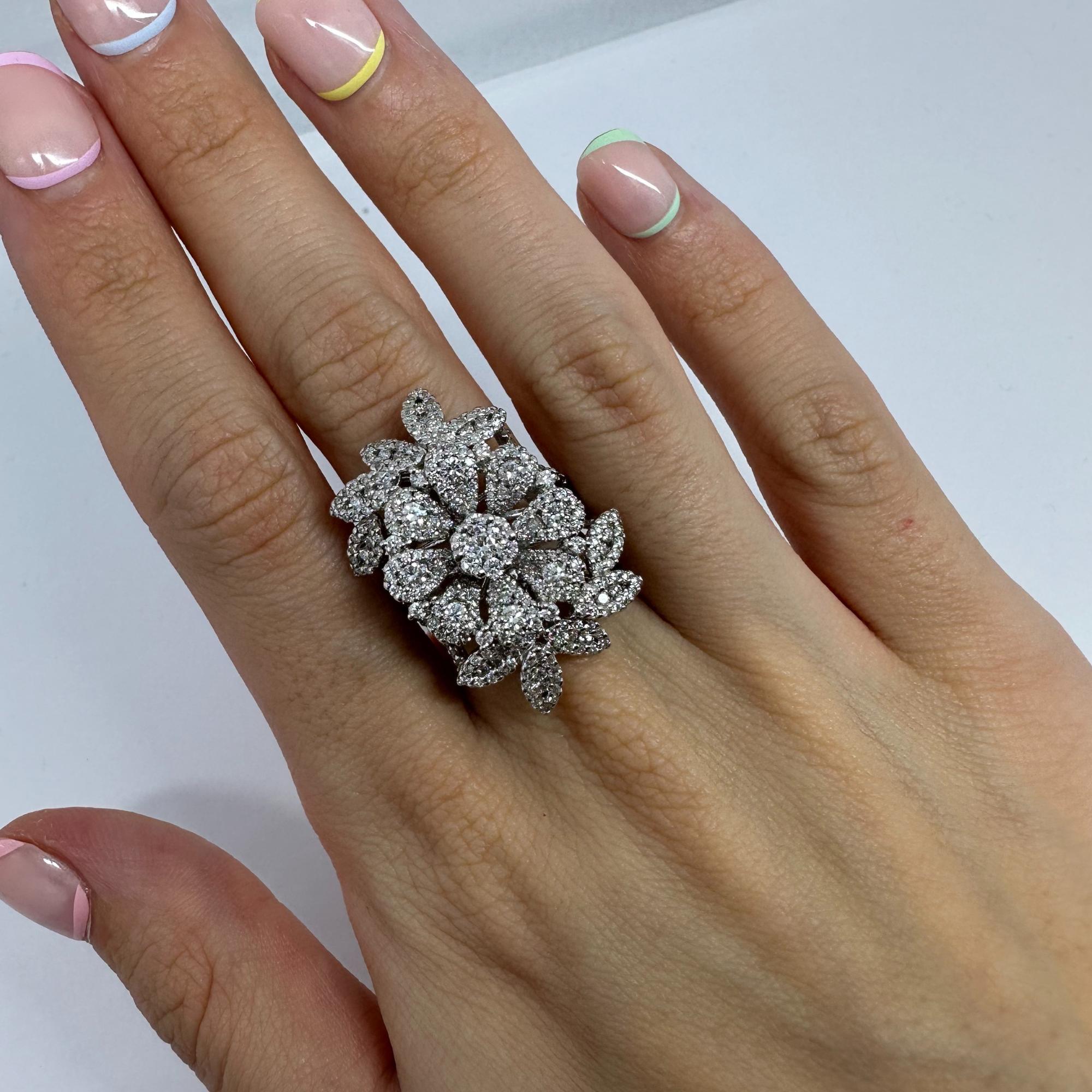 18 Karat Weißgold Diamant-Cocktailring mit Blumenblumen (Rundschliff) im Angebot