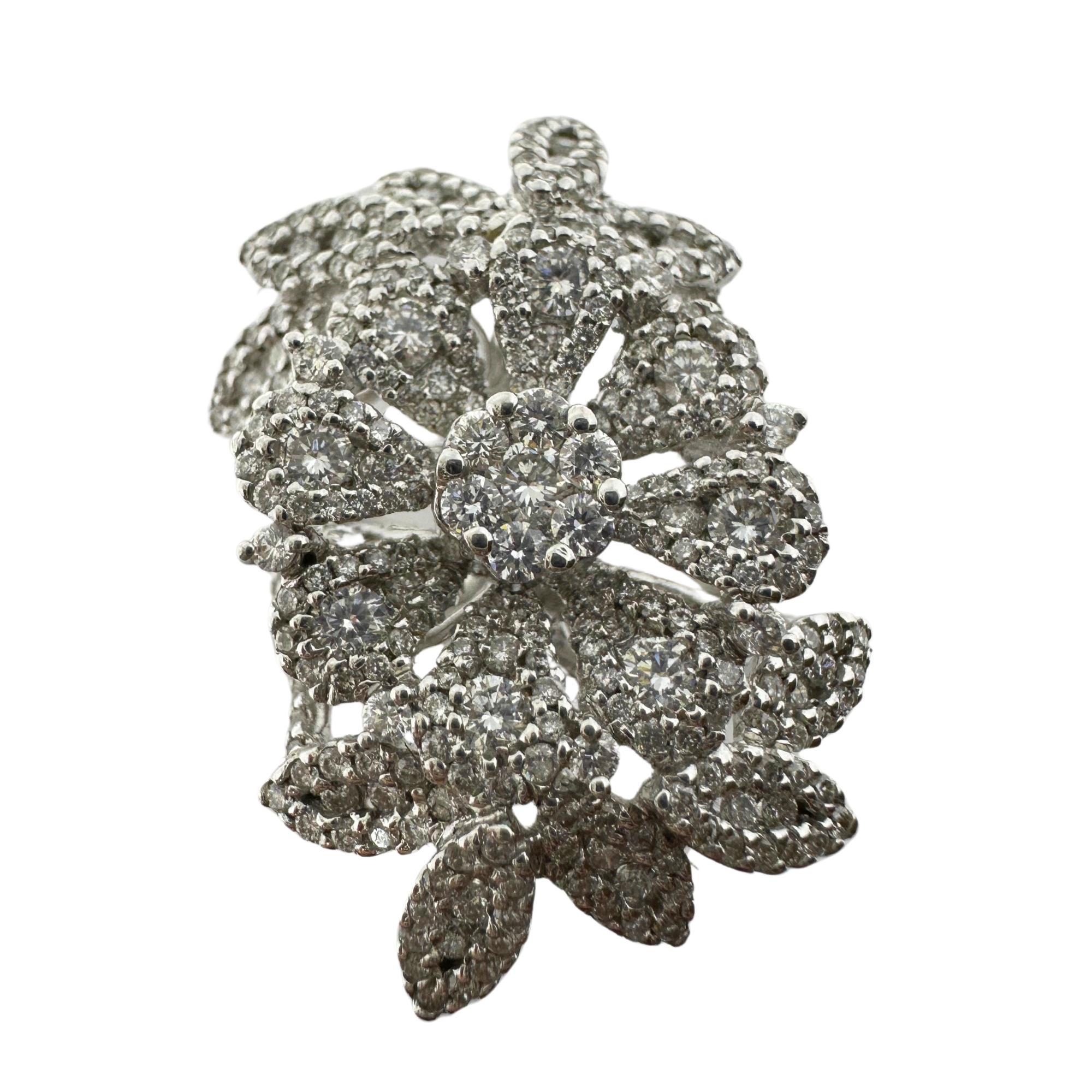 18 Karat Weißgold Diamant-Cocktailring mit Blumenblumen im Zustand „Gut“ im Angebot in New York, NY