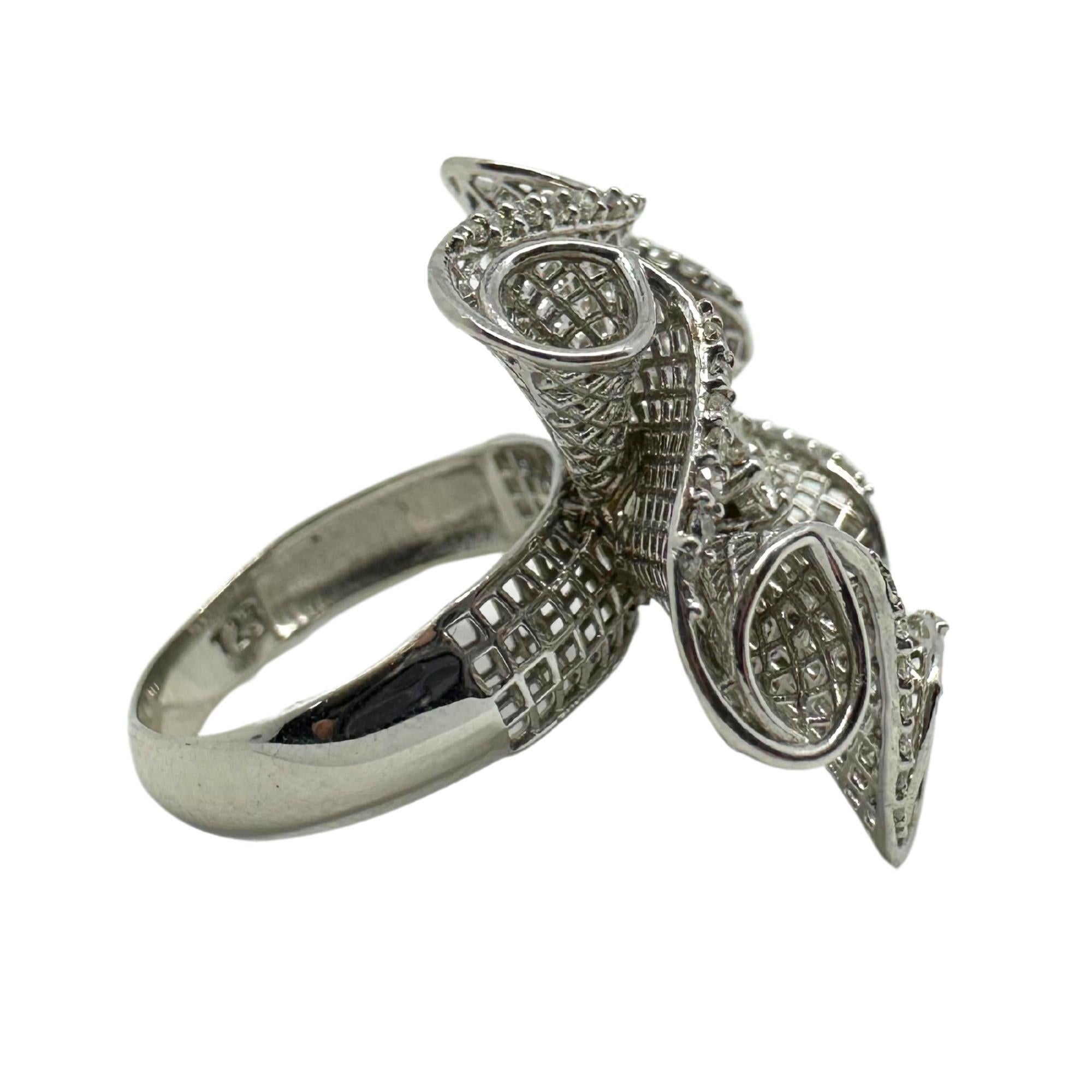 Anillo Cóctel Flor Diamante Oro Blanco 18K en Bueno estado para la venta en New York, NY