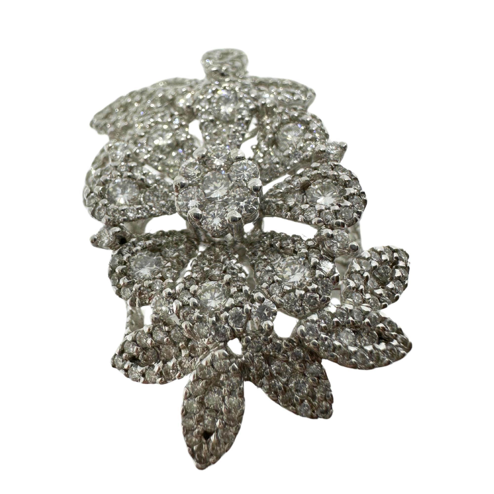 18 Karat Weißgold Diamant-Cocktailring mit Blumenblumen Damen im Angebot