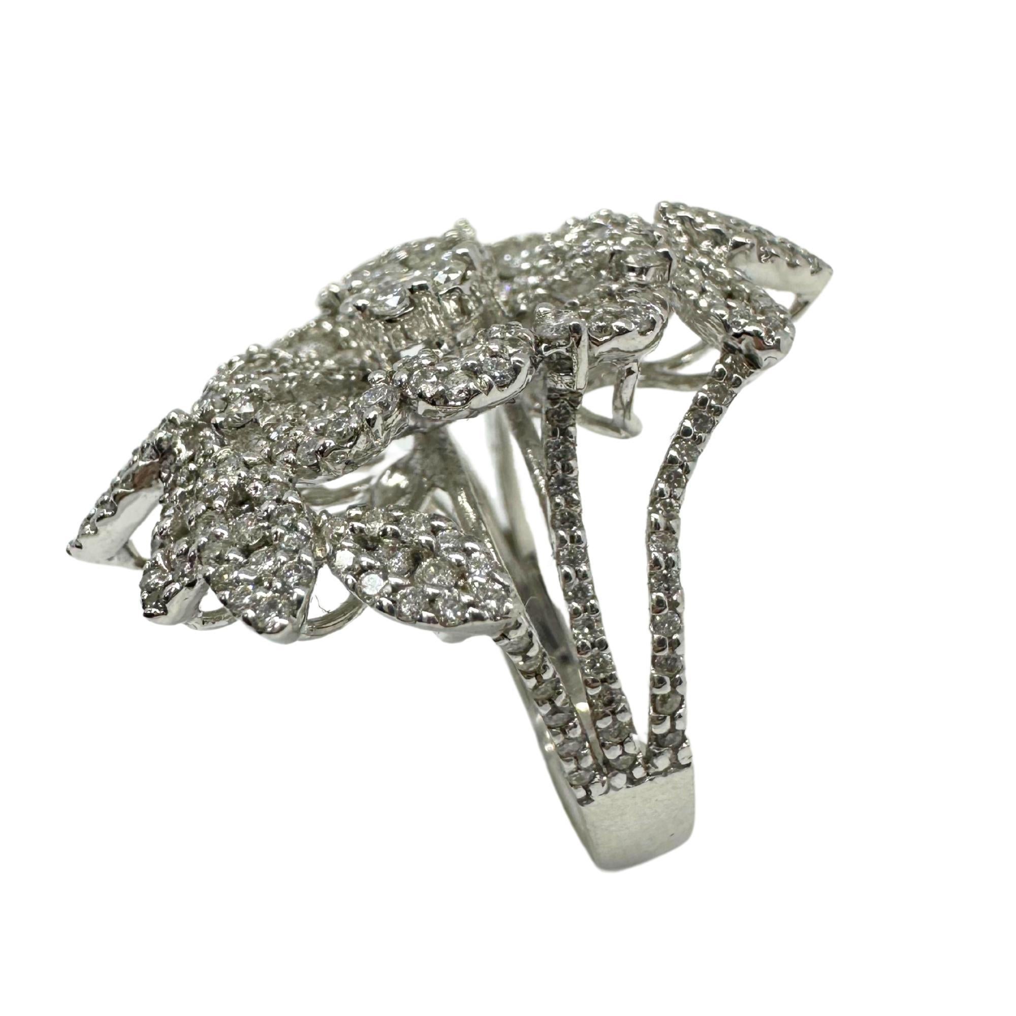 18 Karat Weißgold Diamant-Cocktailring mit Blumenblumen im Angebot 1