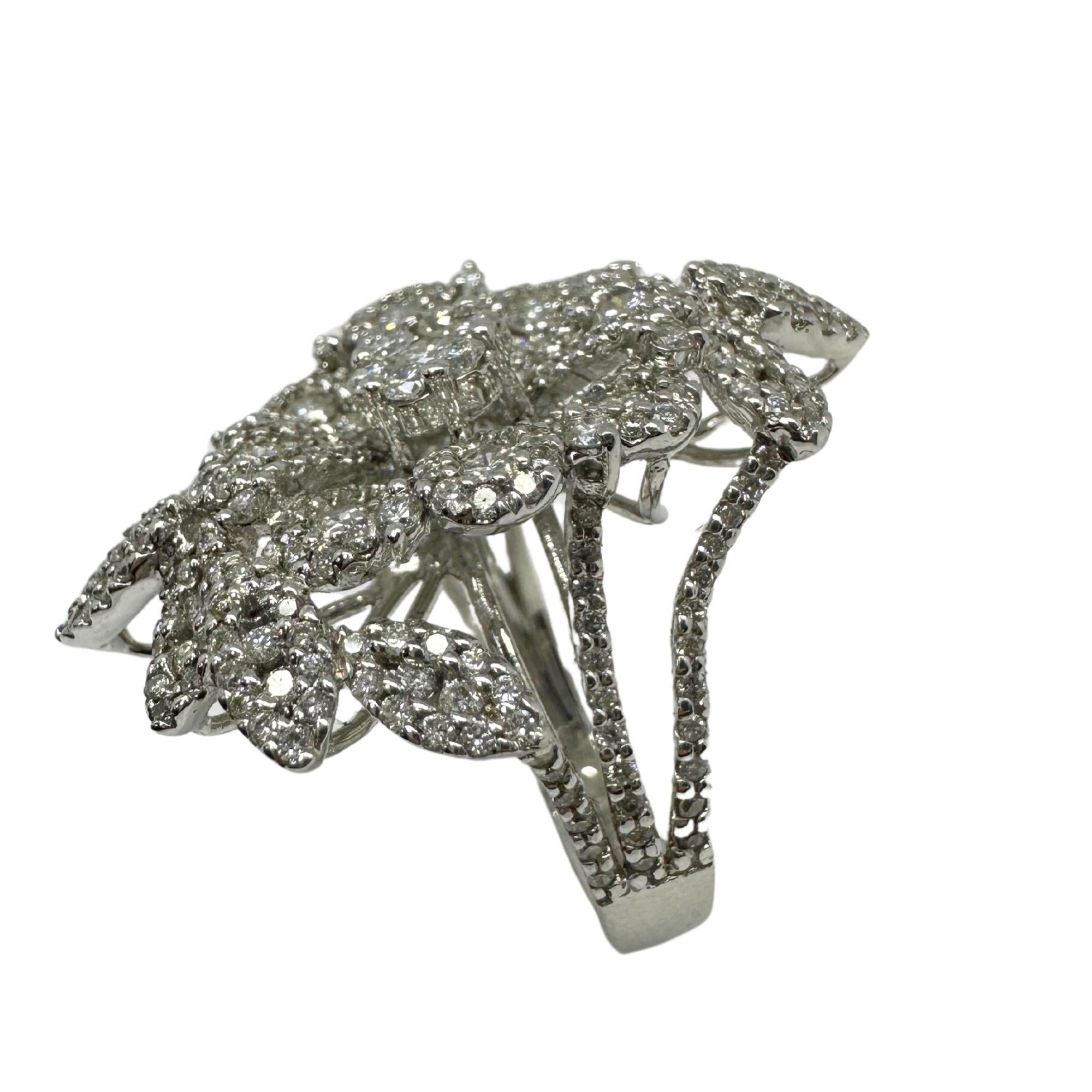 18 Karat Weißgold Diamant-Cocktailring mit Blumenblumen im Angebot 2