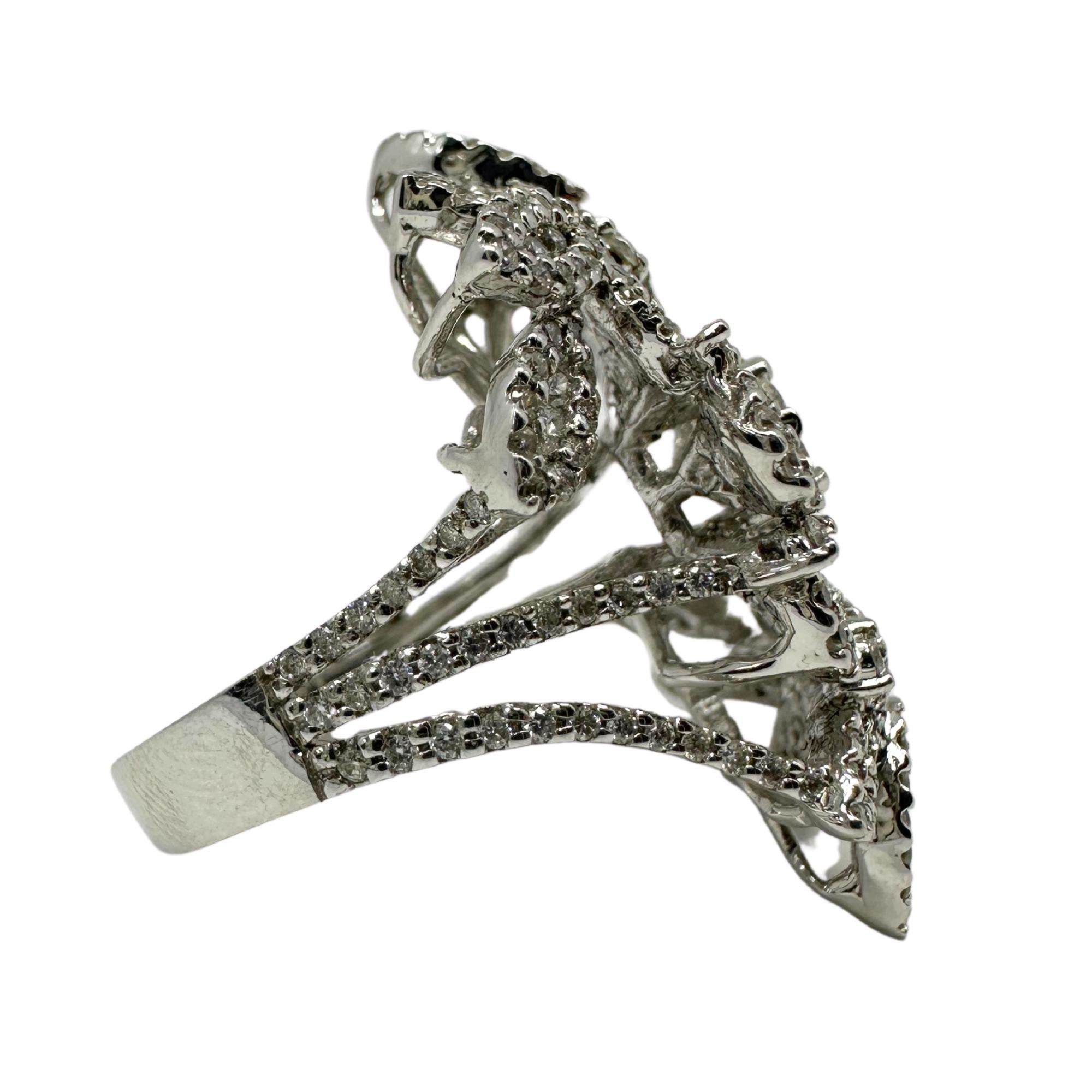 18 Karat Weißgold Diamant-Cocktailring mit Blumenblumen im Angebot 3