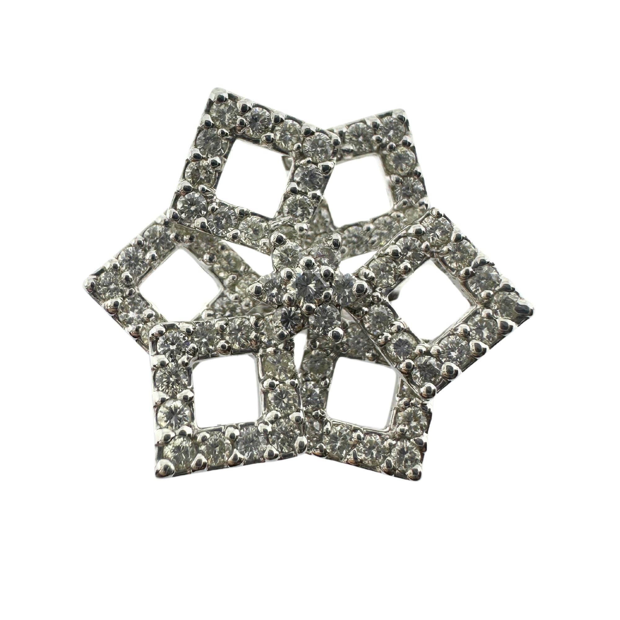 Round Cut 18k White Gold Diamond Flower Ring For Sale