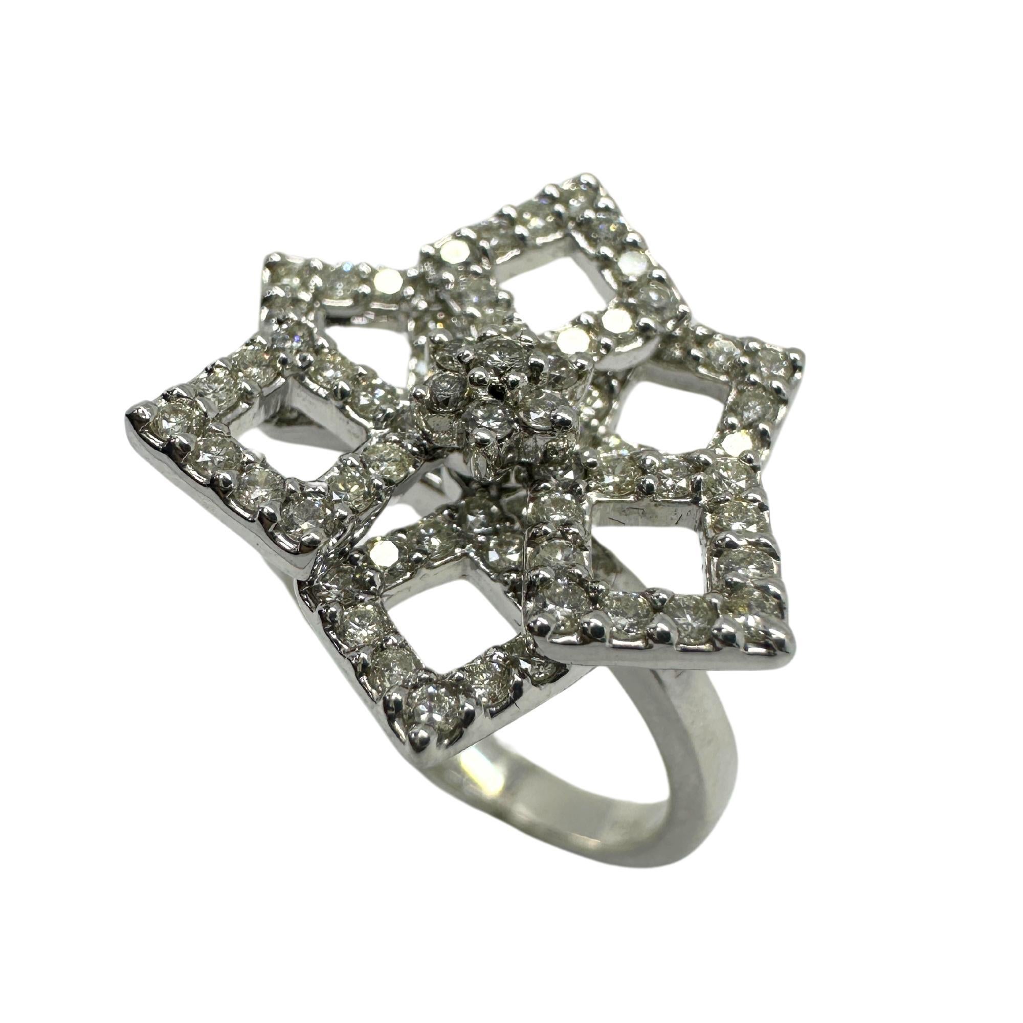 18k White Gold Diamond Flower Ring In Good Condition For Sale In New York, NY