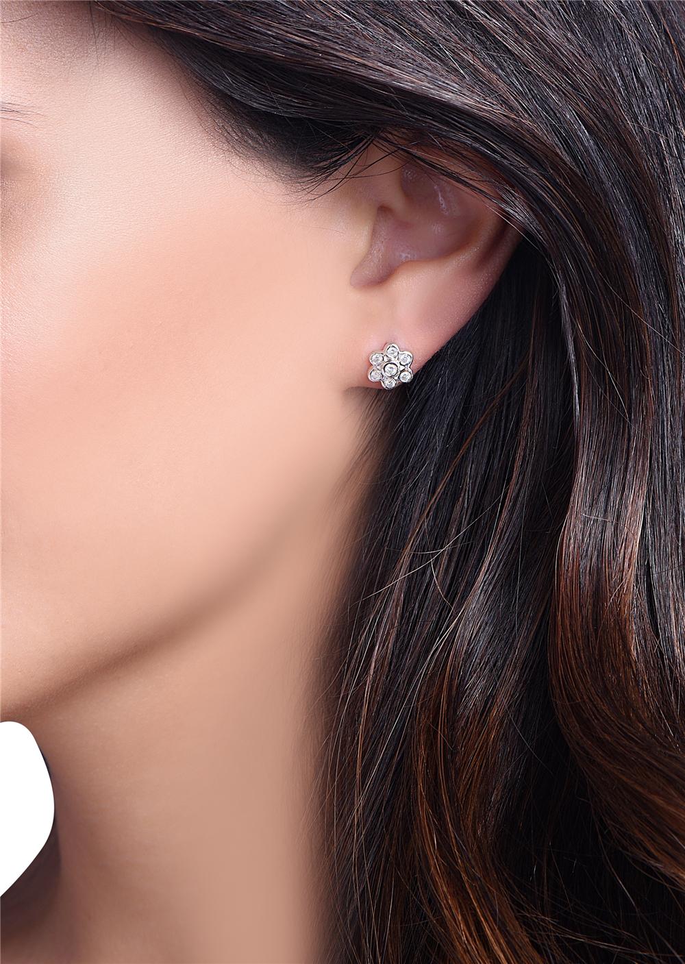 Round Cut 18 Karat White Gold Diamond Flower Stud Earrings
