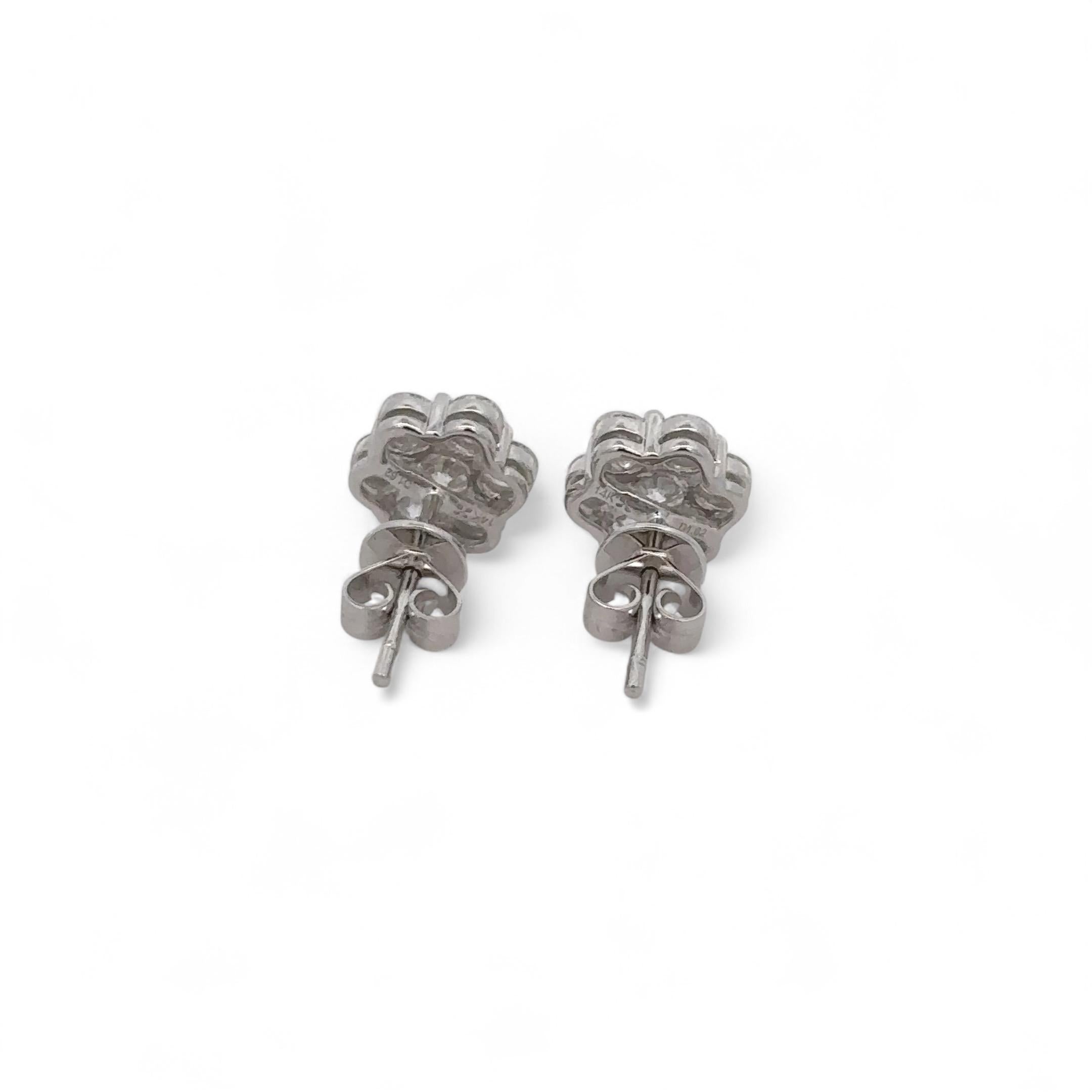 18K White Gold Diamond Flower Studs In New Condition For Sale In New York, NY